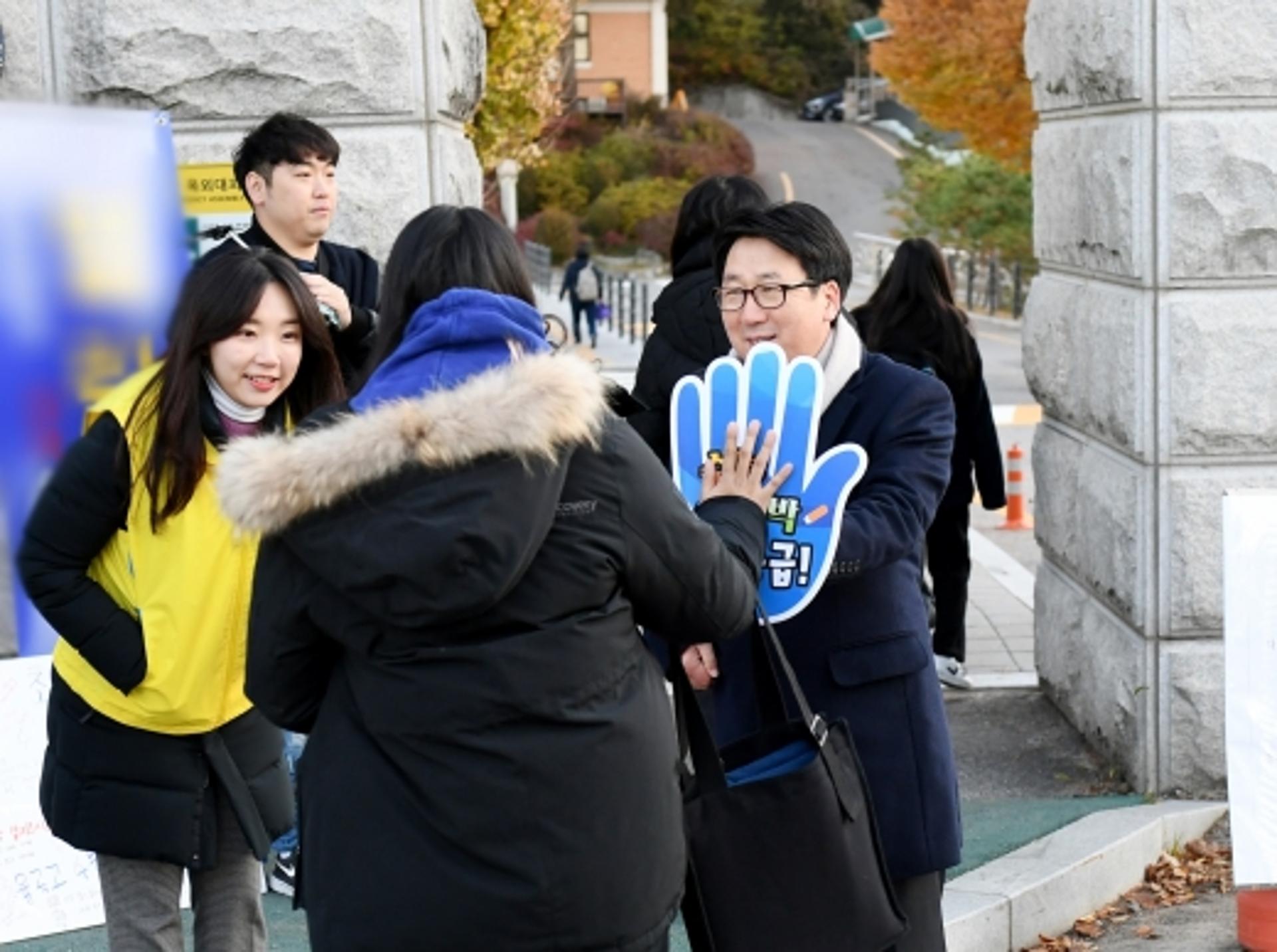 최종환 파주시장, 2020학년도 수능시험장 깜짝 응원 방문