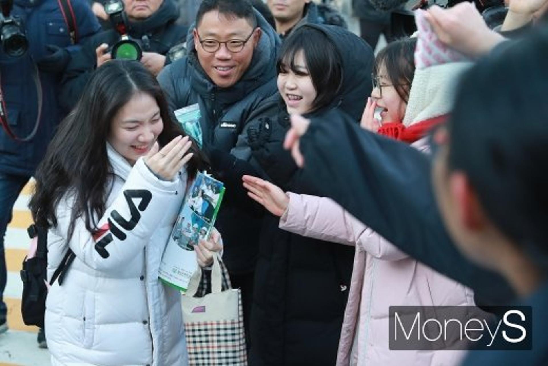 [출근길] 쉼 없이 달린 수험생 "수험표 들고 은행 오세요"