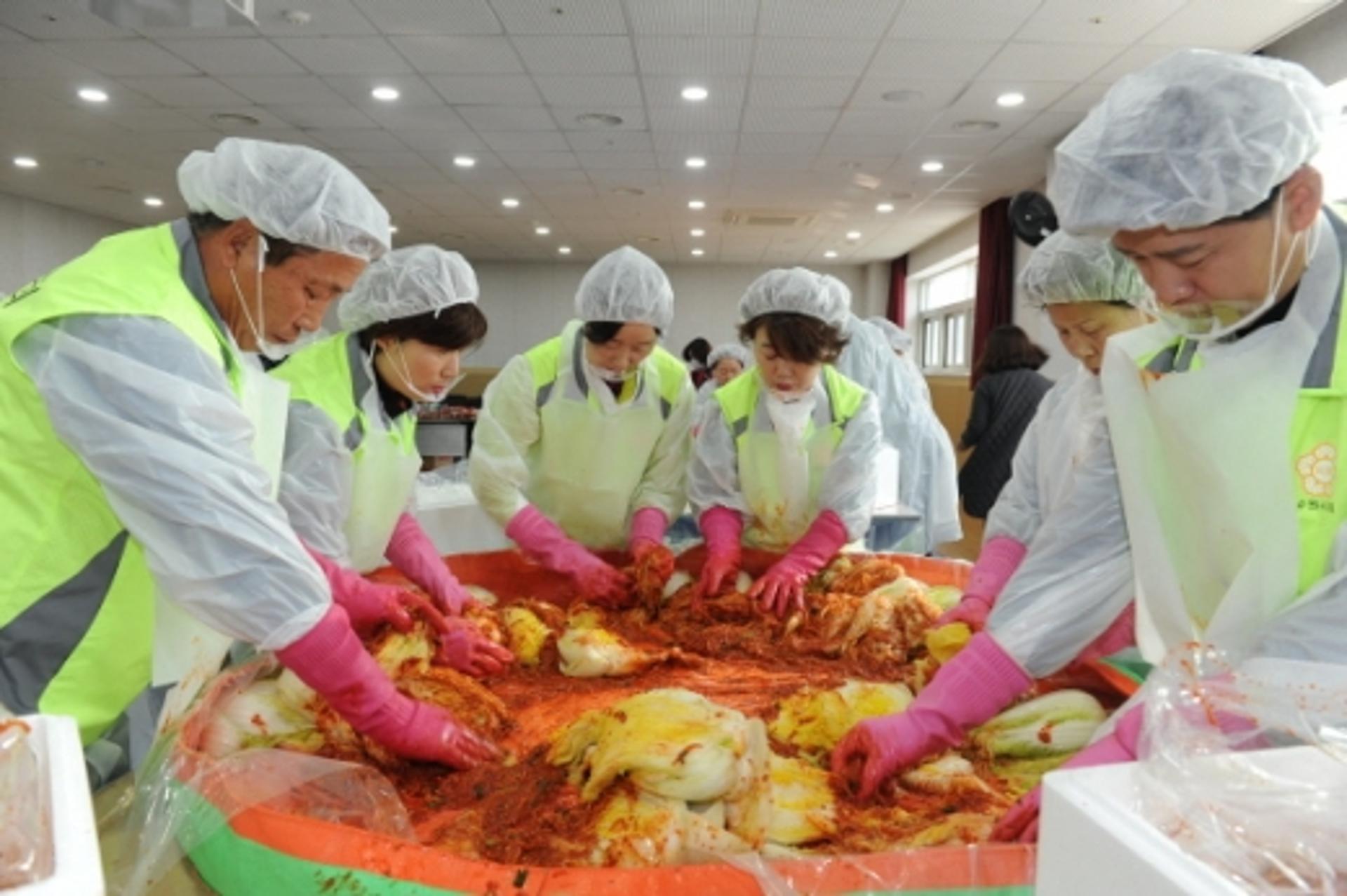 수원시의회 의원봉사단, 광교종합사회복지관에서 김장봉사