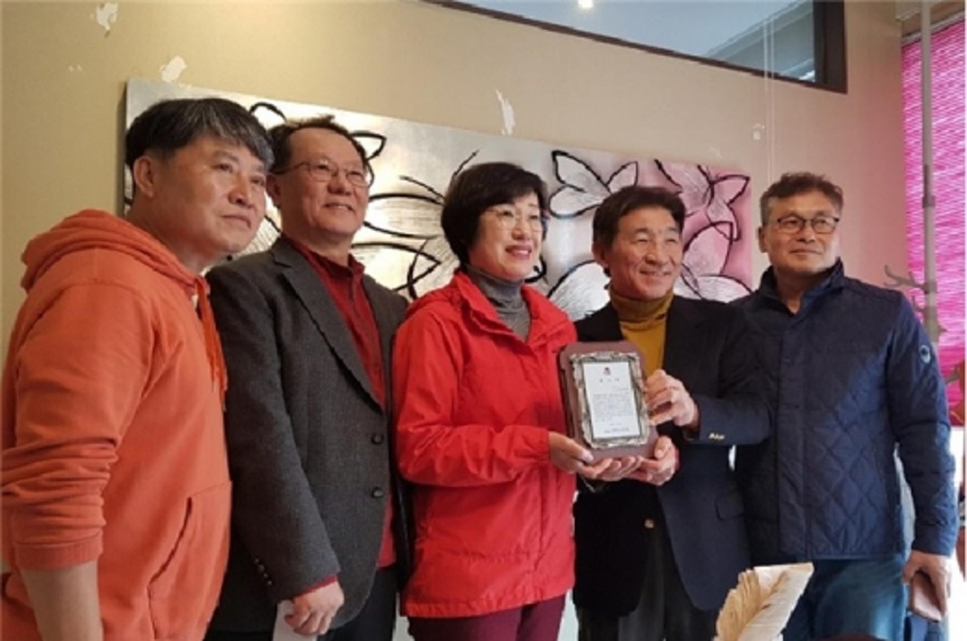 박정옥 안양시의회 도시건설위원장, 동편마을 주민들로부터 감사패 받아