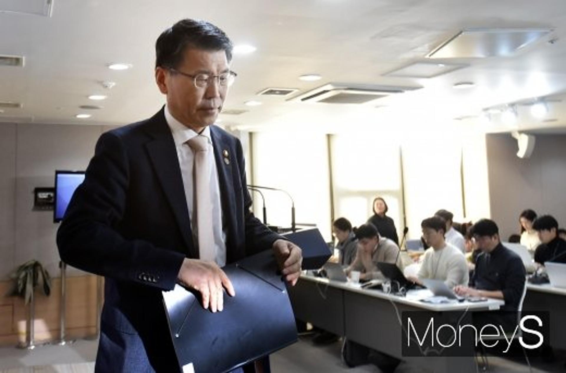 은성수 "DLF사태, 당국책임 공감… 전문투자자 기준 완화"