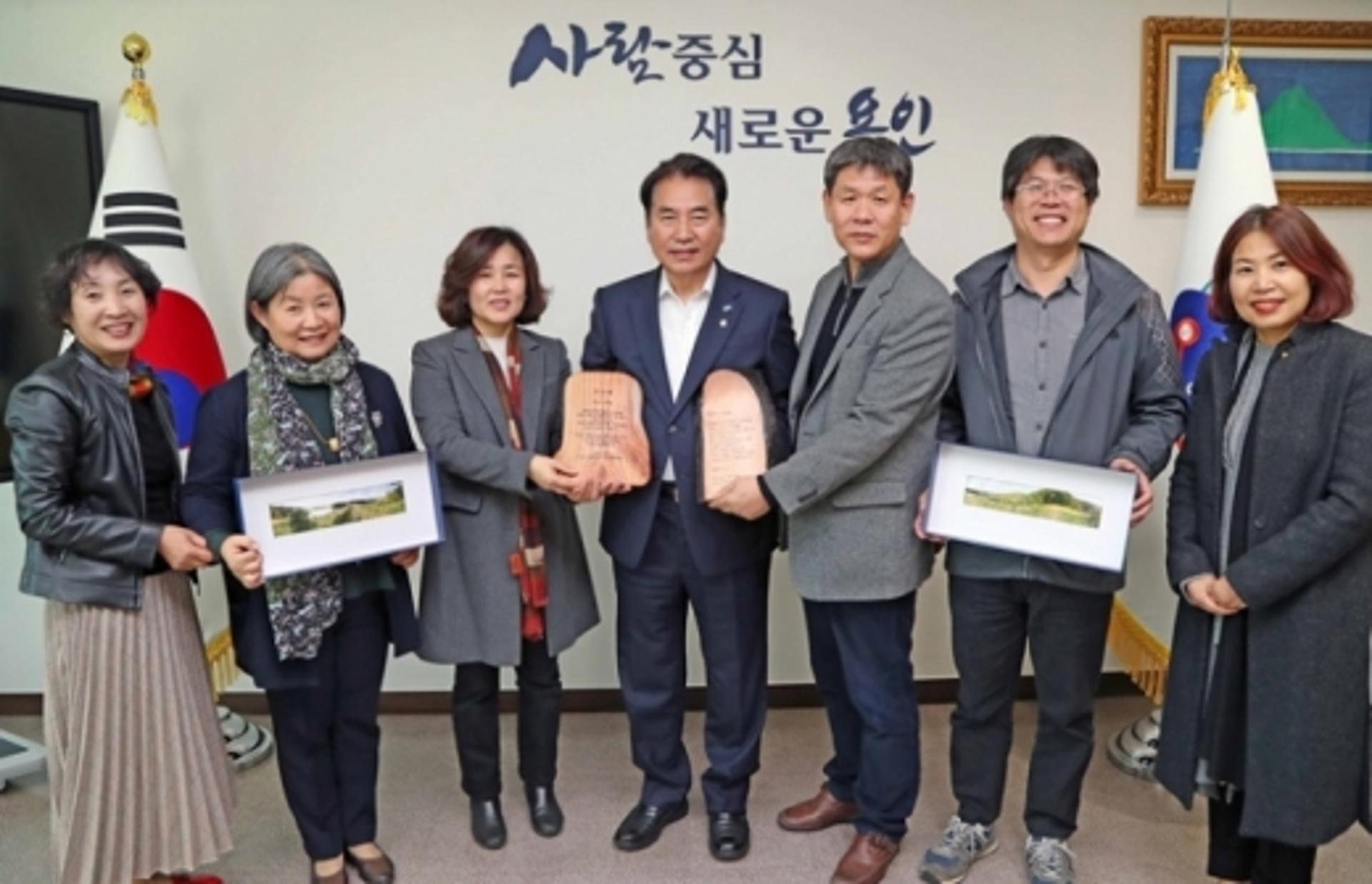 고기근린공원 인근 주민들 백군기 시장에 감사패