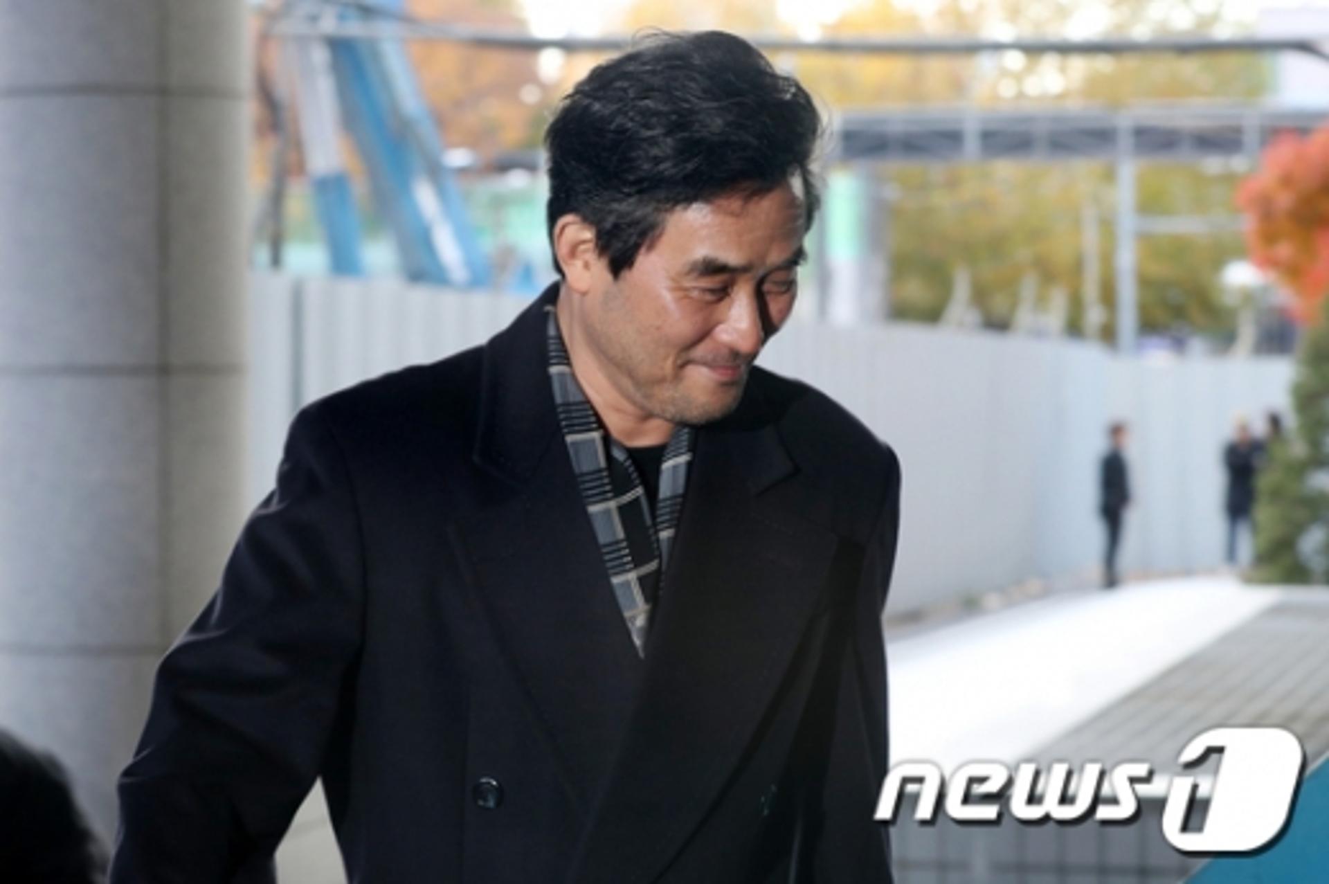 '보복운전 혐의' 최민수 항소심 출석 "X팔리지 말자"