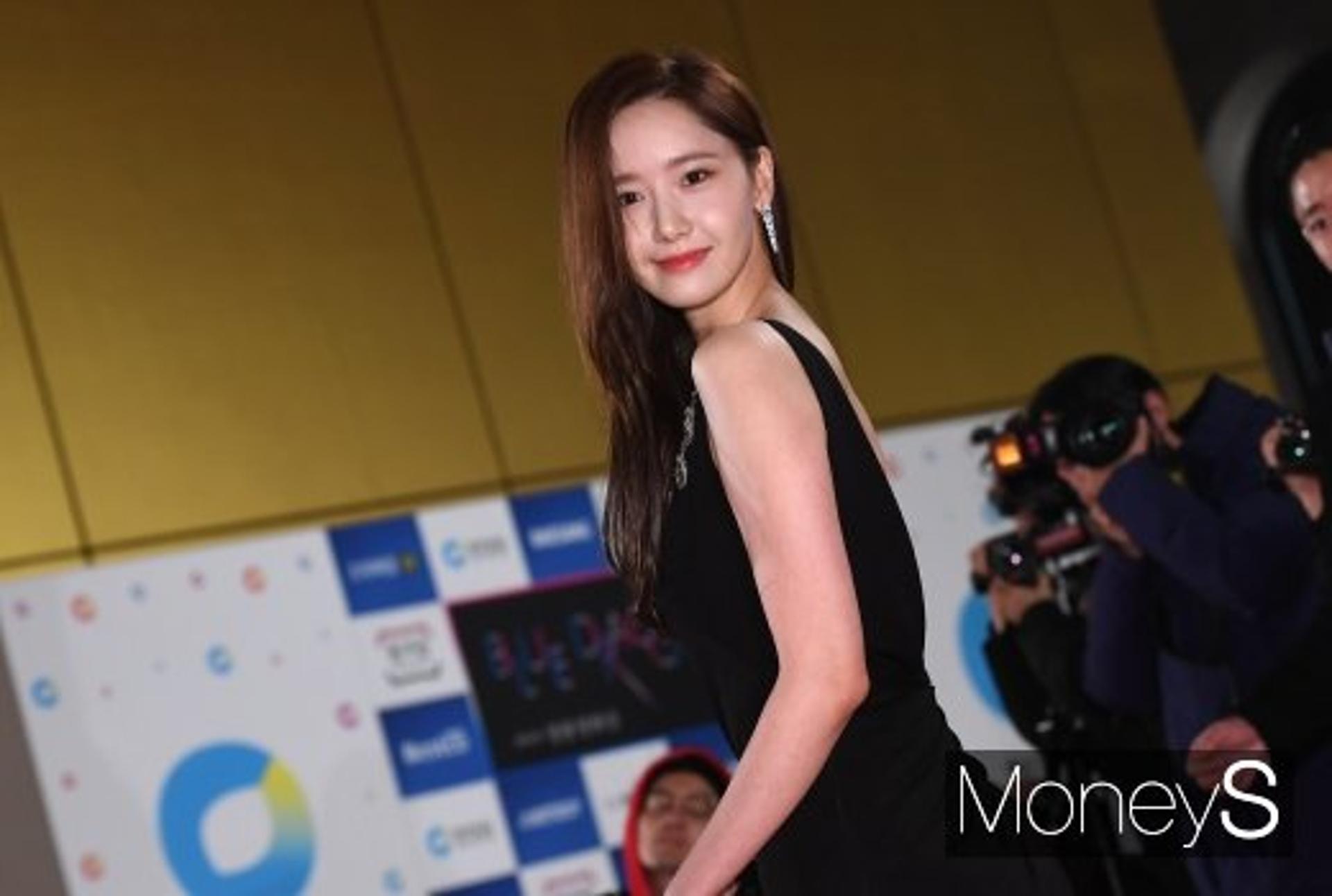 '청룡영화제' 밝힌 윤아 드레스 어디 꺼?