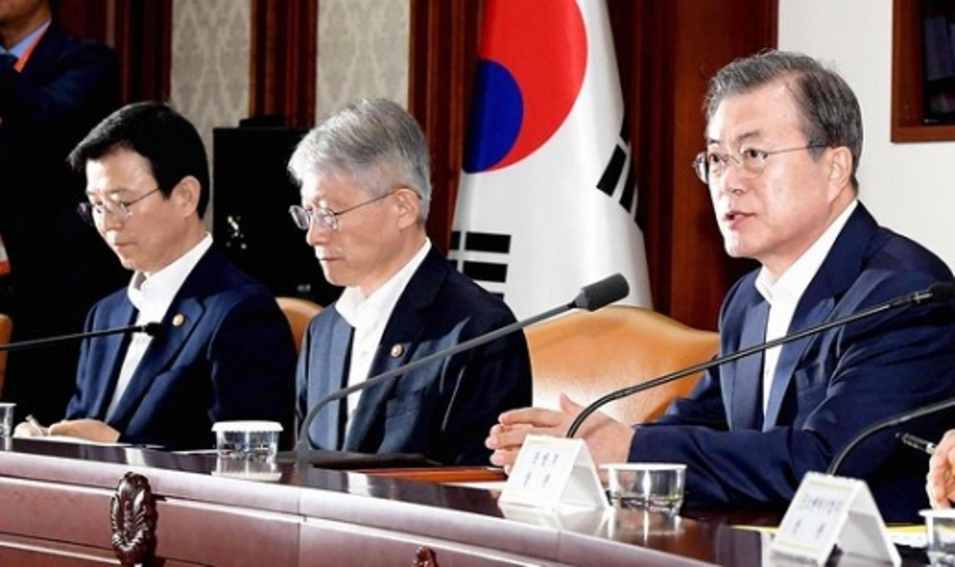 문재인 대통령 이례적으로 '부동산' 언급… "더 강력한 규제" 시사