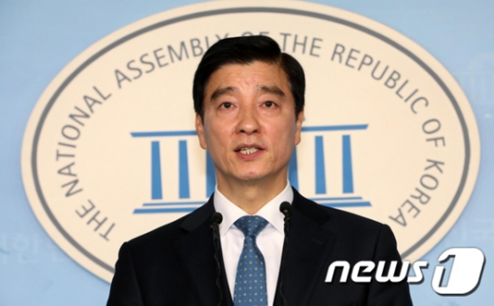 민주당 "지소미아 연기, 문 대통령 원칙있는 외교의 승리"