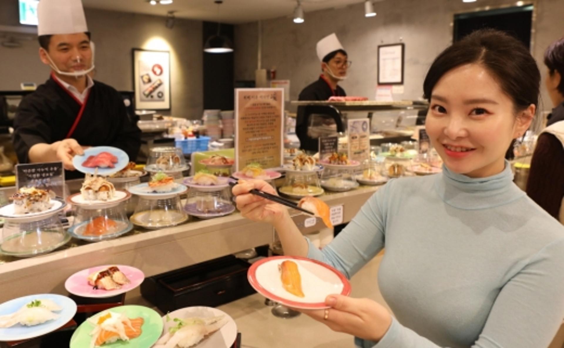 롯데백광주점 ,2만원대 회전 초밥 무제한 제공 매장 선보여
