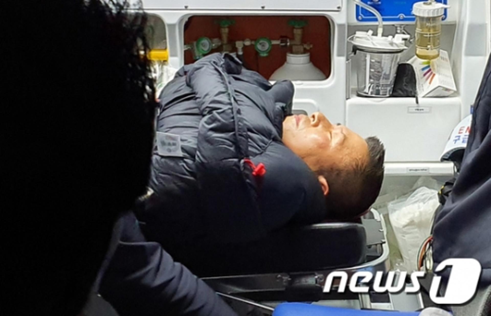 황교안, 단식 8일 째 쓰러져 병원행 "고비 넘겼다"