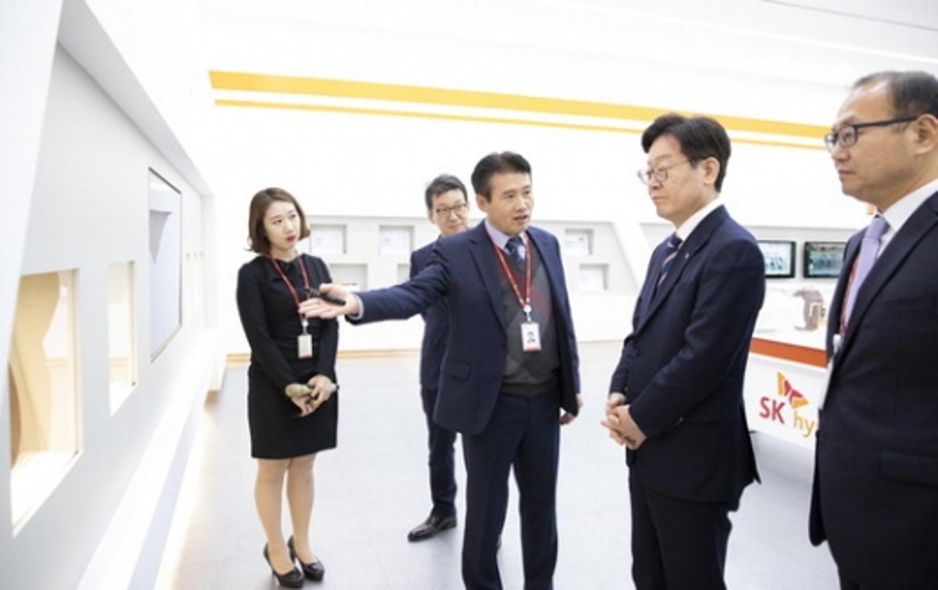 이재명, SK 하이닉스 충칭 공장 시찰… 반도체산업 '경쟁력 강화' 모색