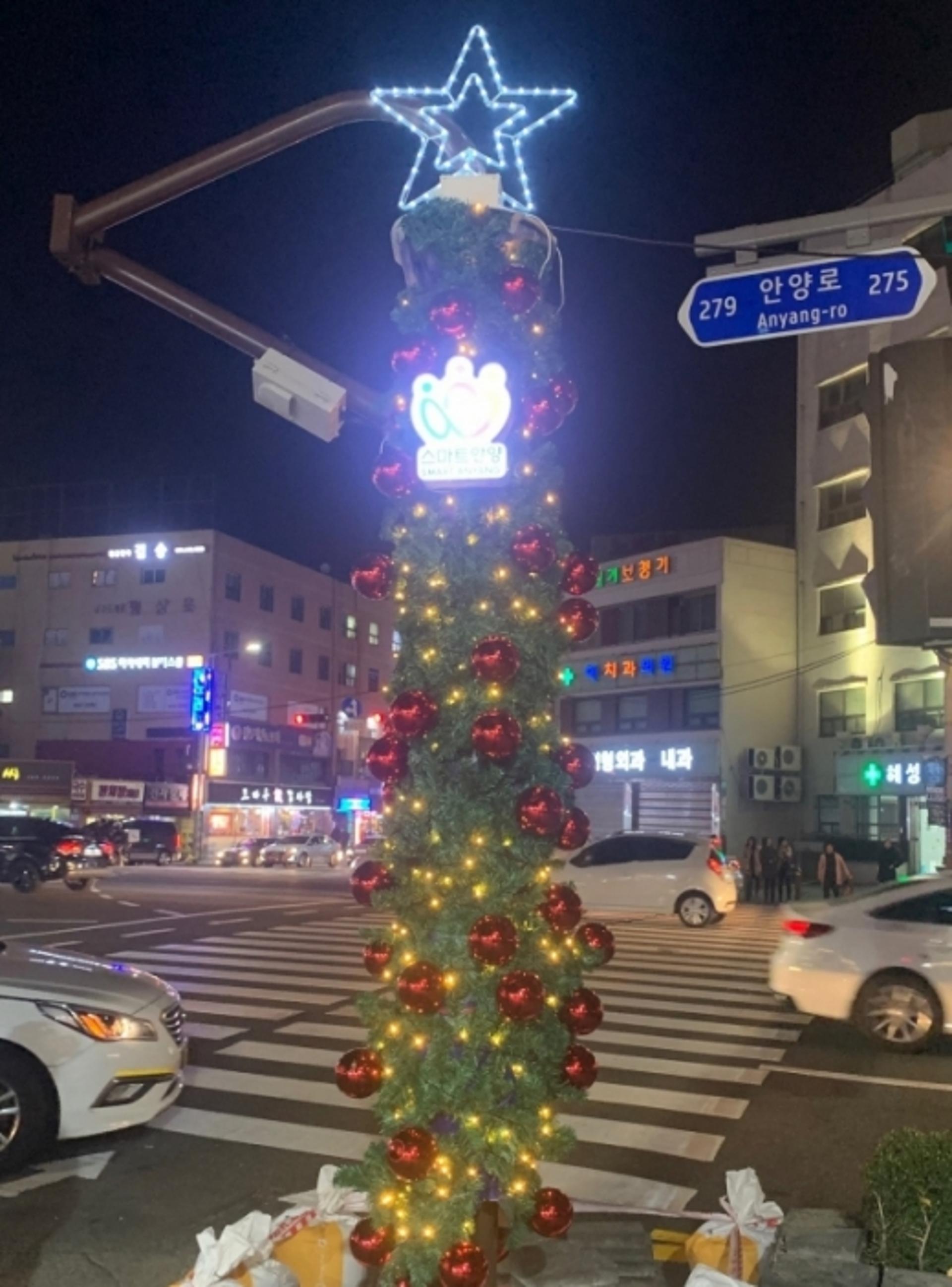 안양시, 여름철 그늘막을 크리스마스트리로