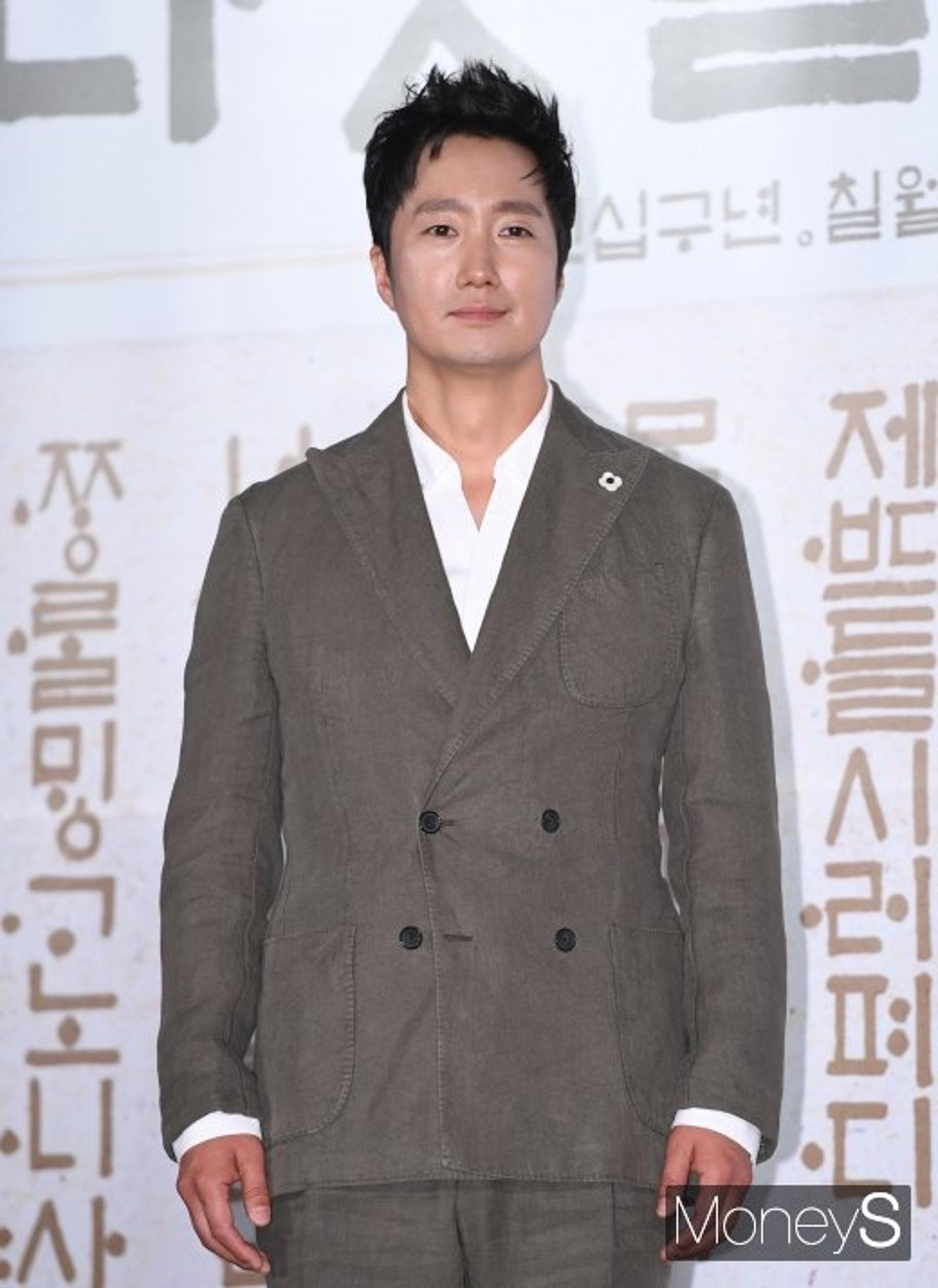 박해일 전속계약, 에스더블유엠피와 체결… "아낌없이 지원할 것"