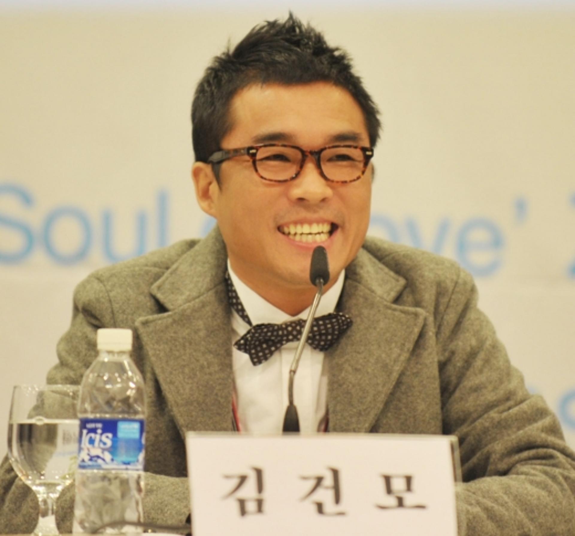 김건모 “성폭행 안했다”… 강용석이 제시한 증거는 ‘팬티·배트맨티’?