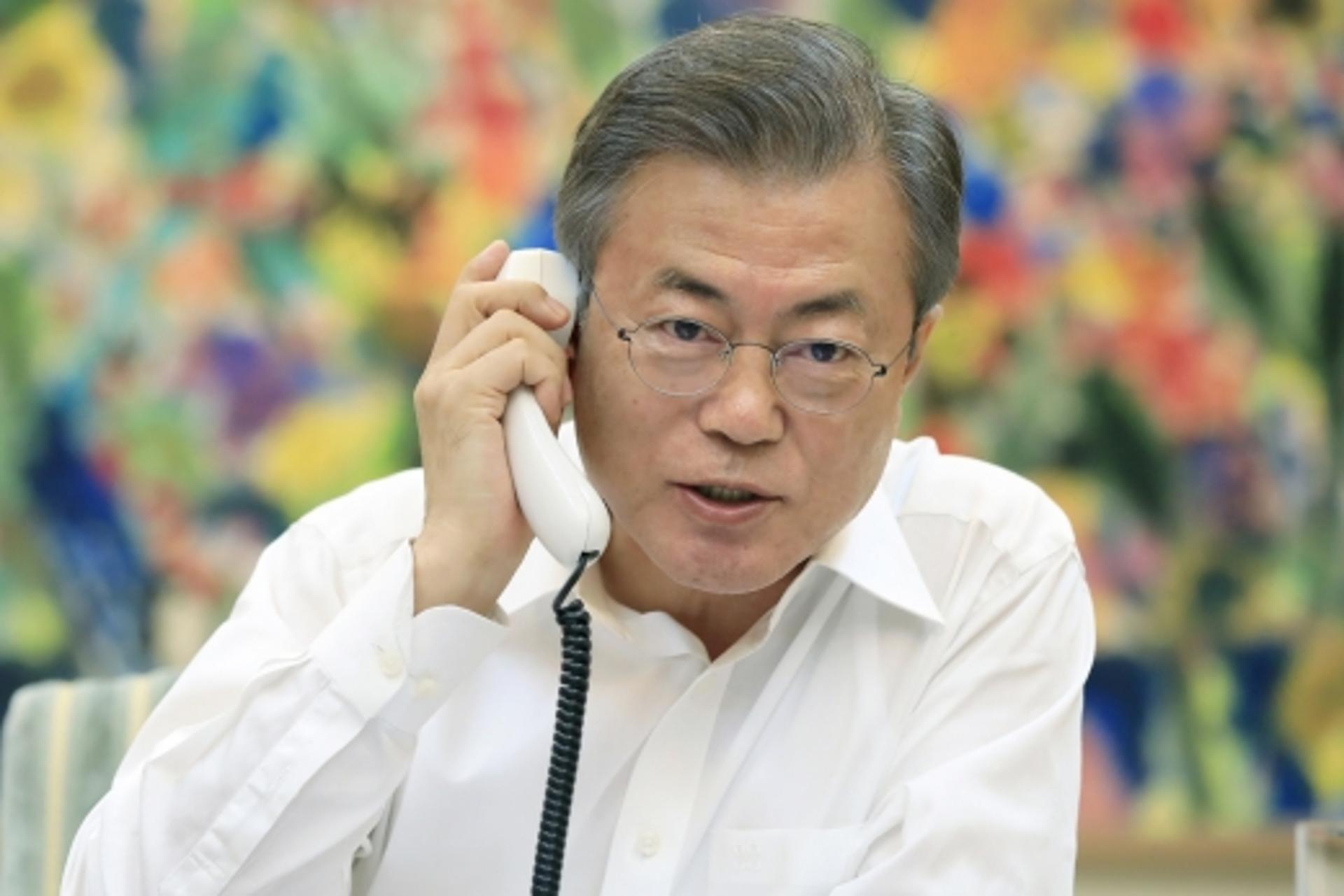 문 대통령, 트럼프와 통화… “최근 한반도 상황 엄중”
