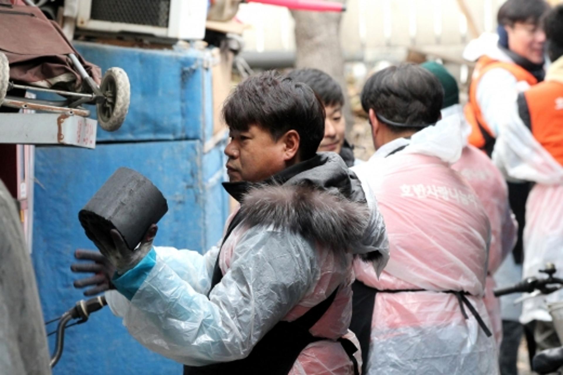호반사랑나눔이, 장지동 하훼마을에 연탄 6000장 배달