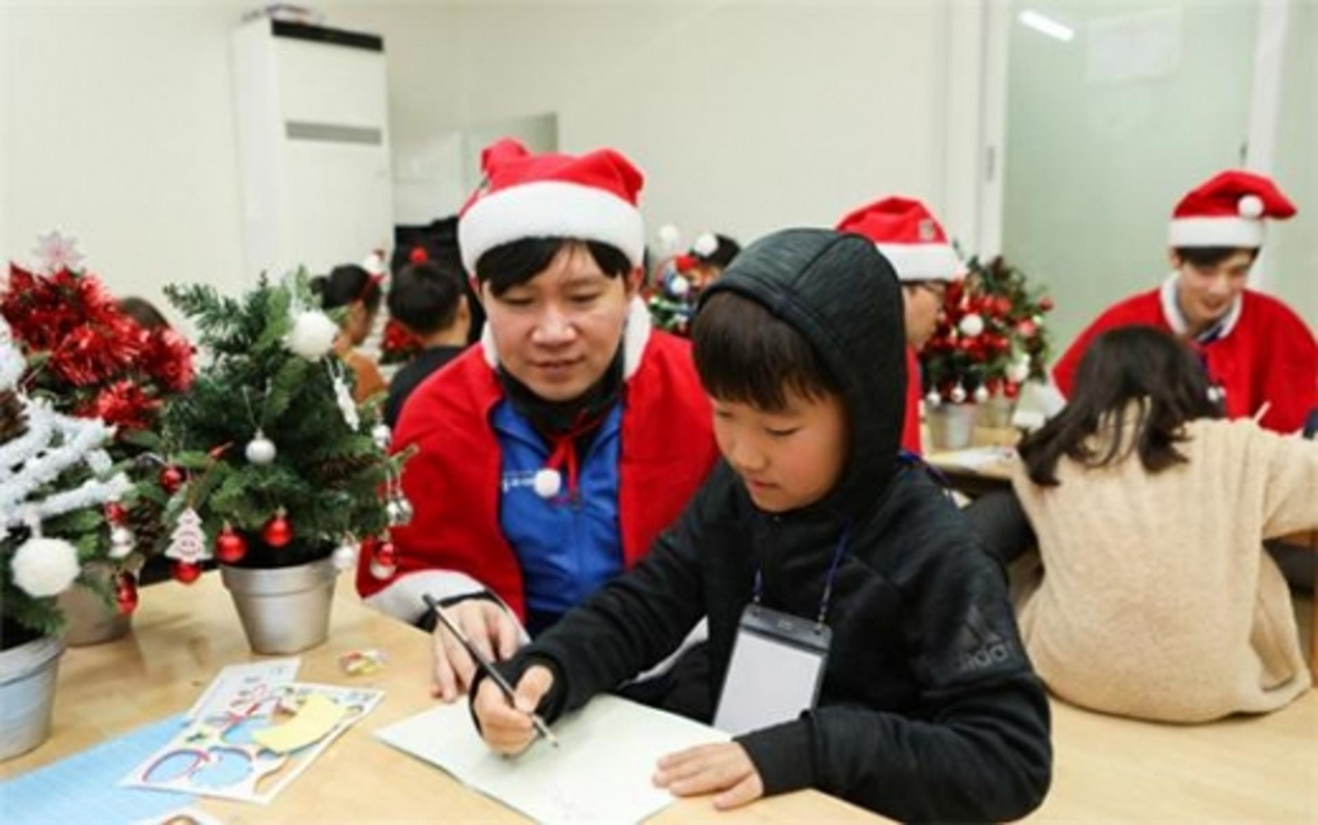 여성 임원도 산타 옷 입었다… 벤츠, 안성서 봉사활동 진행