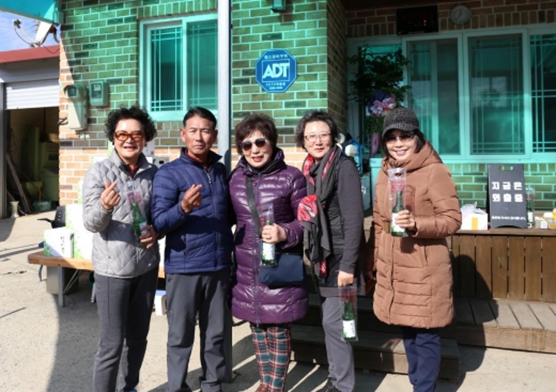 잎새주 모델된 송가인 고향 진도는 '축제 분위기'