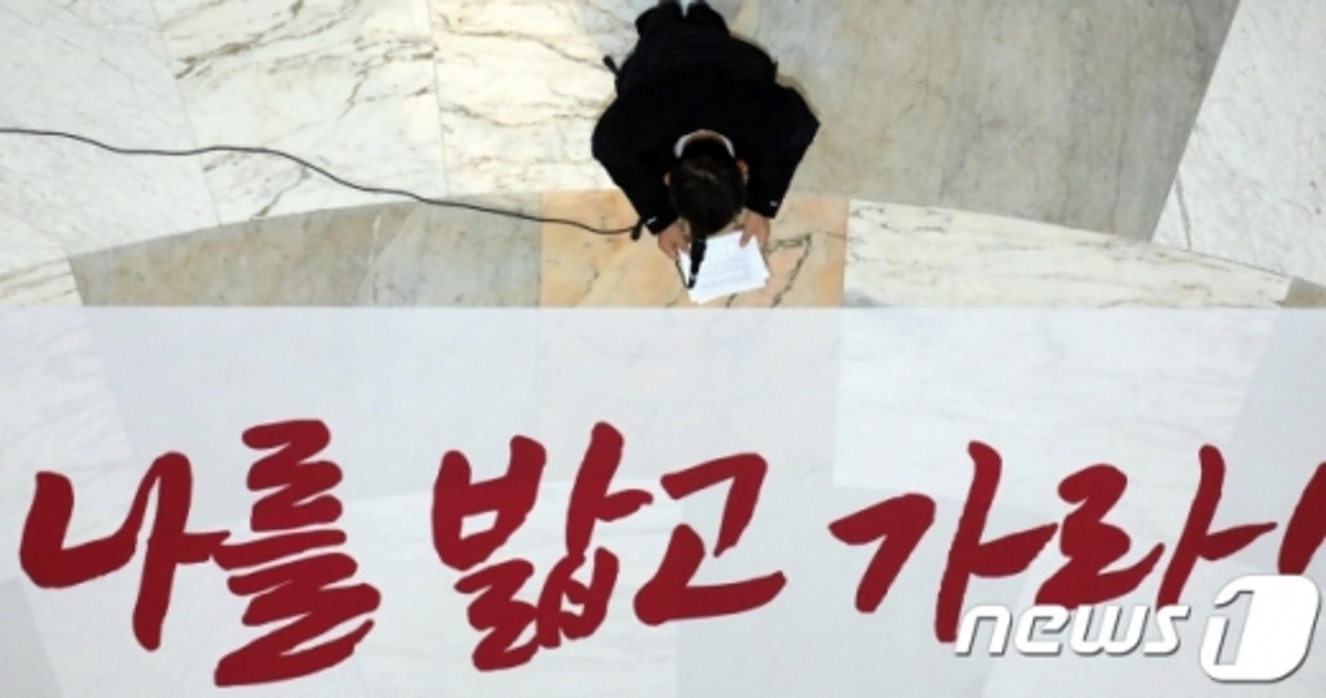 [출근길] 패스트트랙 '운명의 날'… "길 간다" vs "밟고 가라"