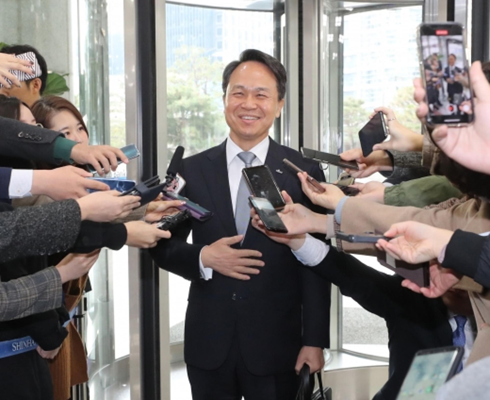 진옥동 "고객과 함께하는 미래 강조… 중도사퇴 없다"