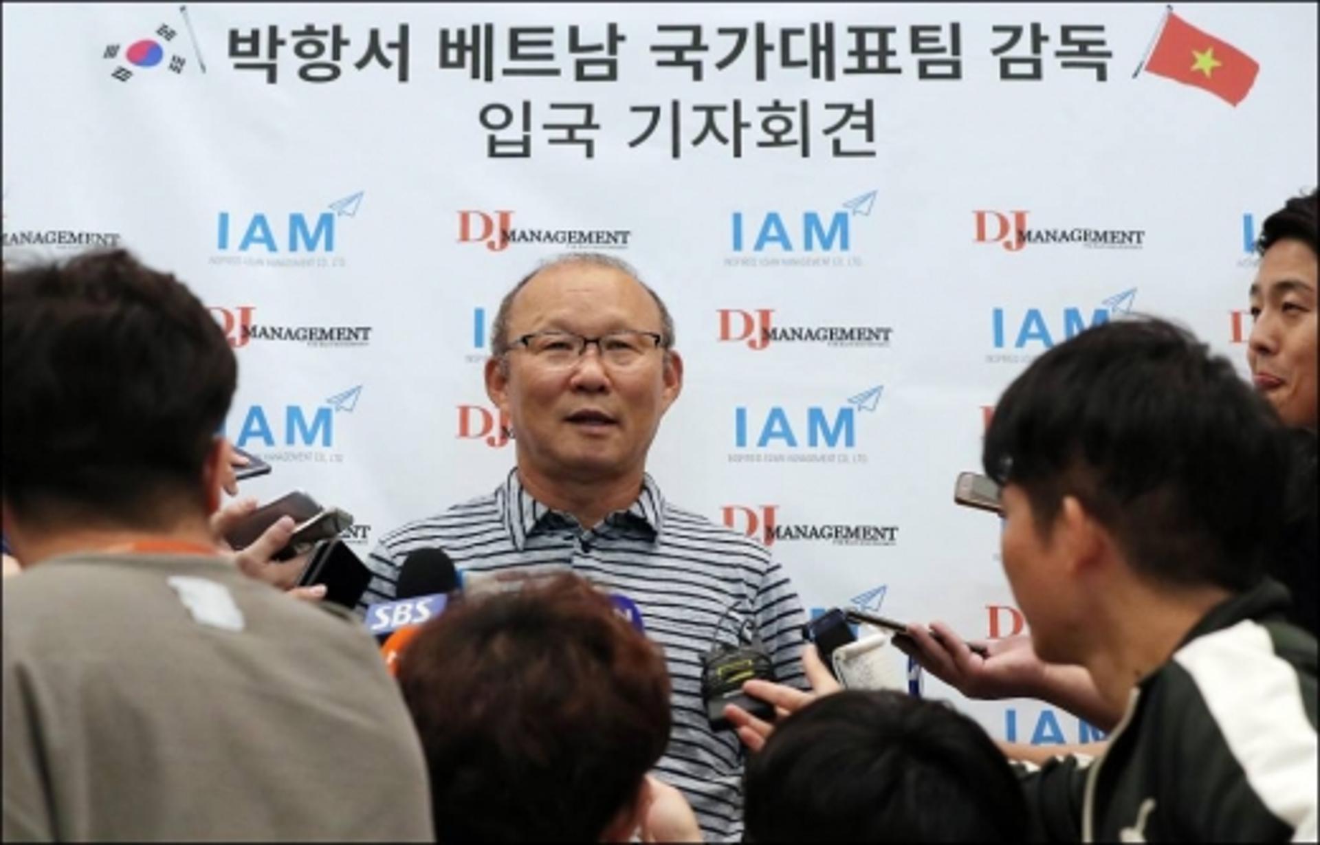 쌀딩크 박항서 감독 귀국… "국민들의 지지가 큰 힘이 됐다"