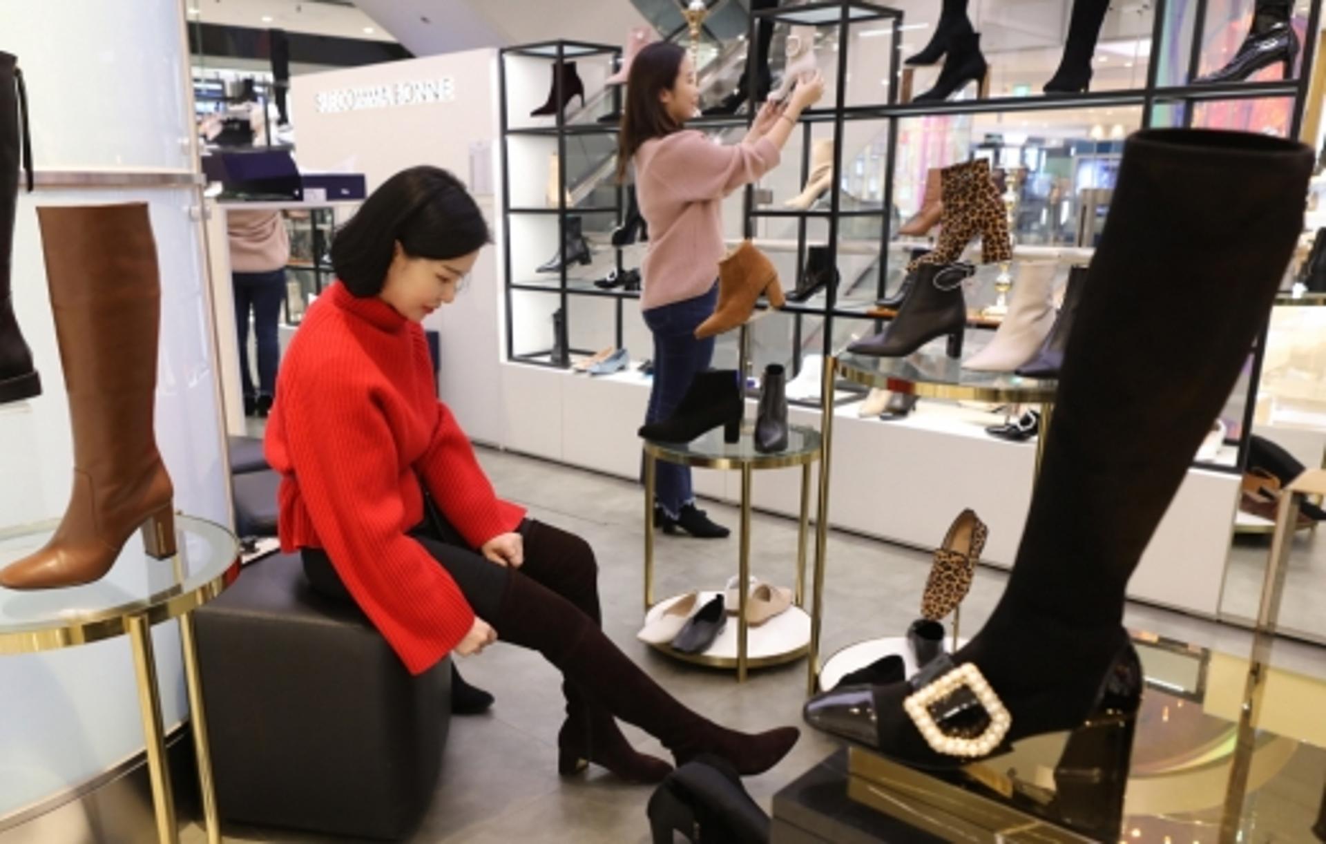 롯데백광주점 "겨울철 다리라인 사이하이 부츠로 살리세요"