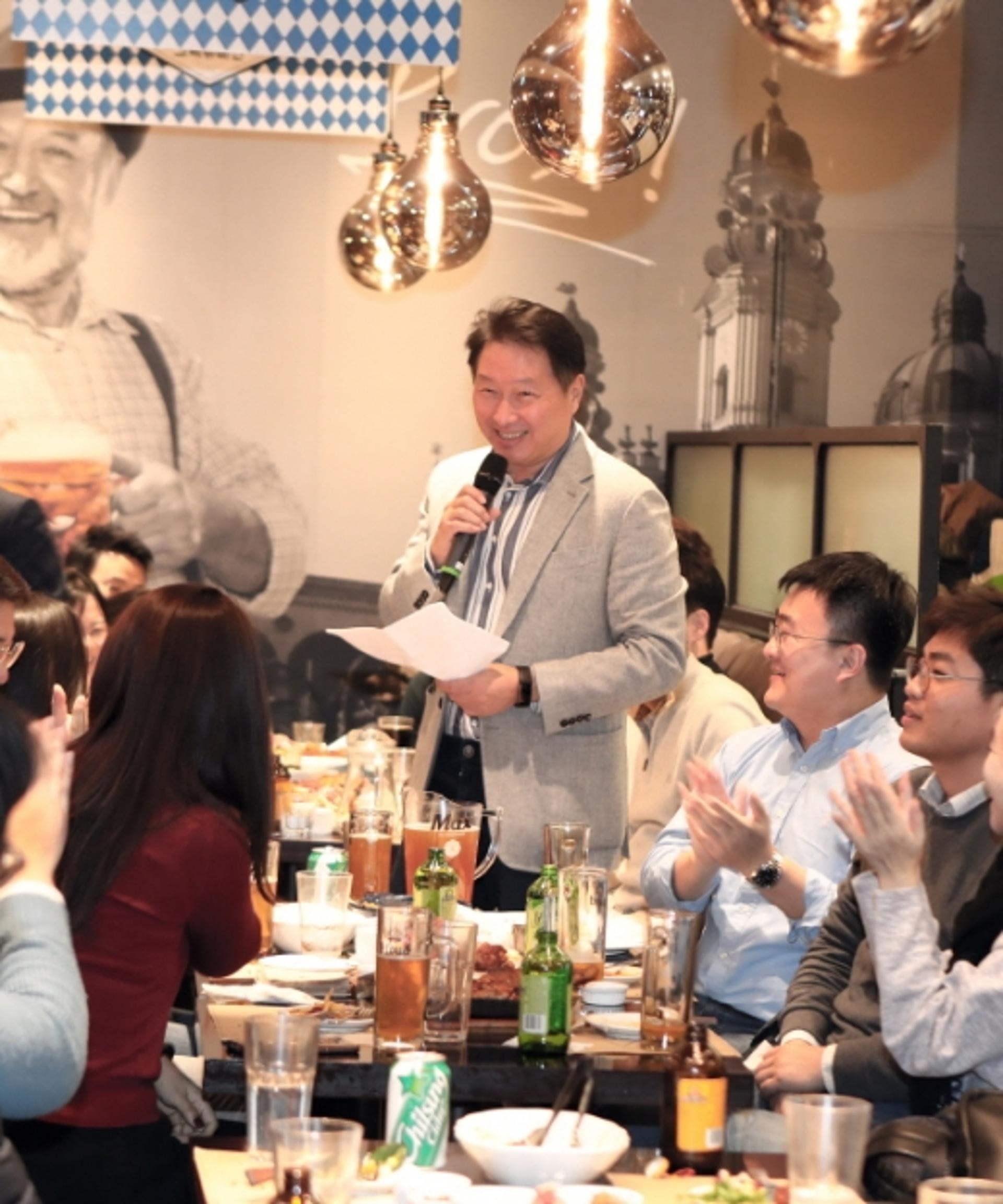 최태원 SK회장, 행복토크 100회 완주… 4만km 오가며 1만1400명 대화