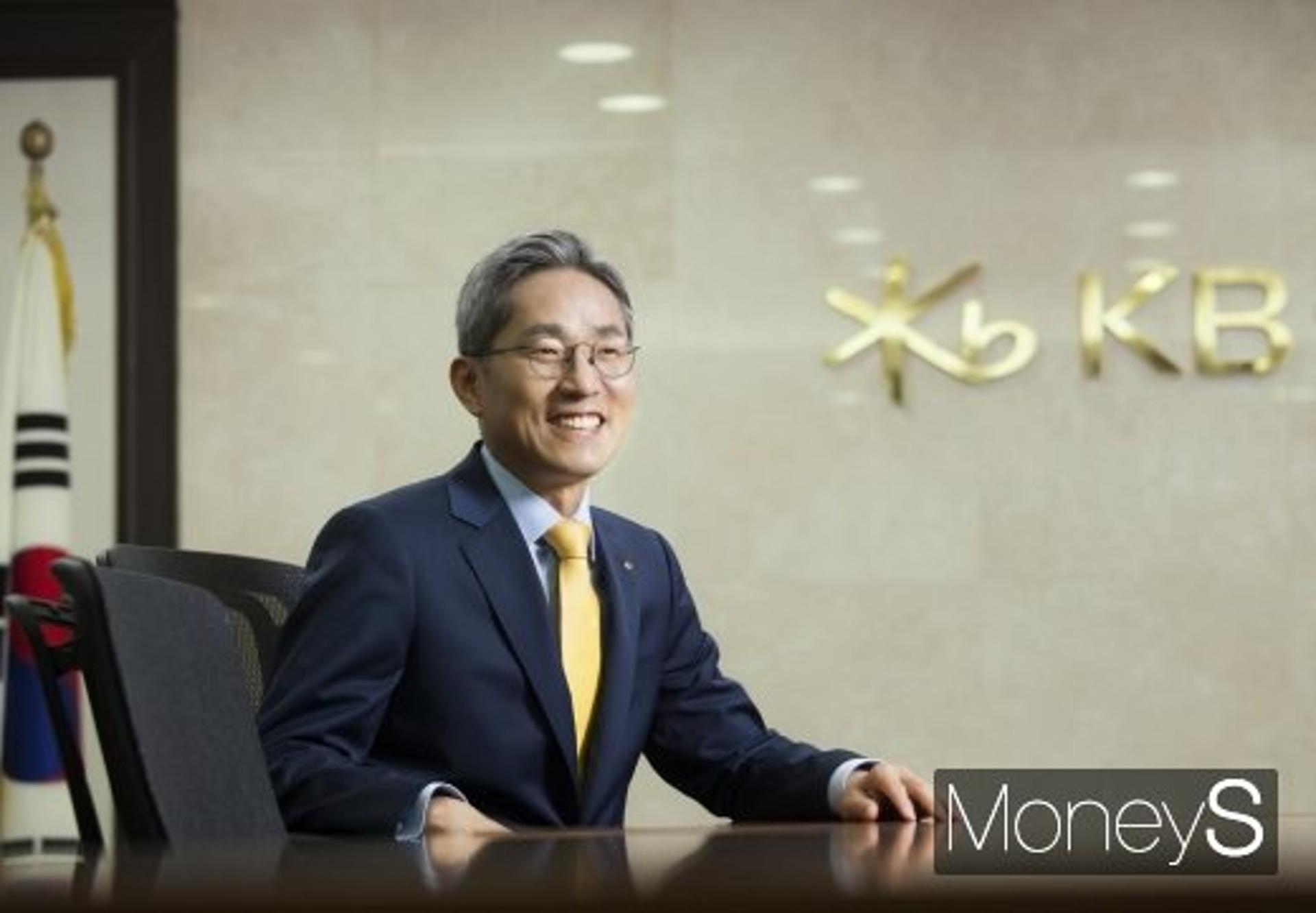 '안정' 택한 윤종규 회장, 양종희·이동철 사장 연임