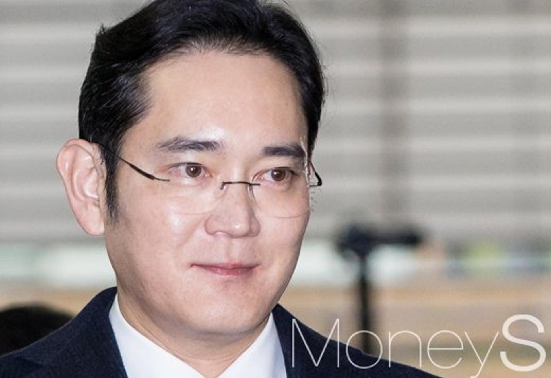 이재용패딩 어디꺼?… 립밤 이어 '완판남' 등극