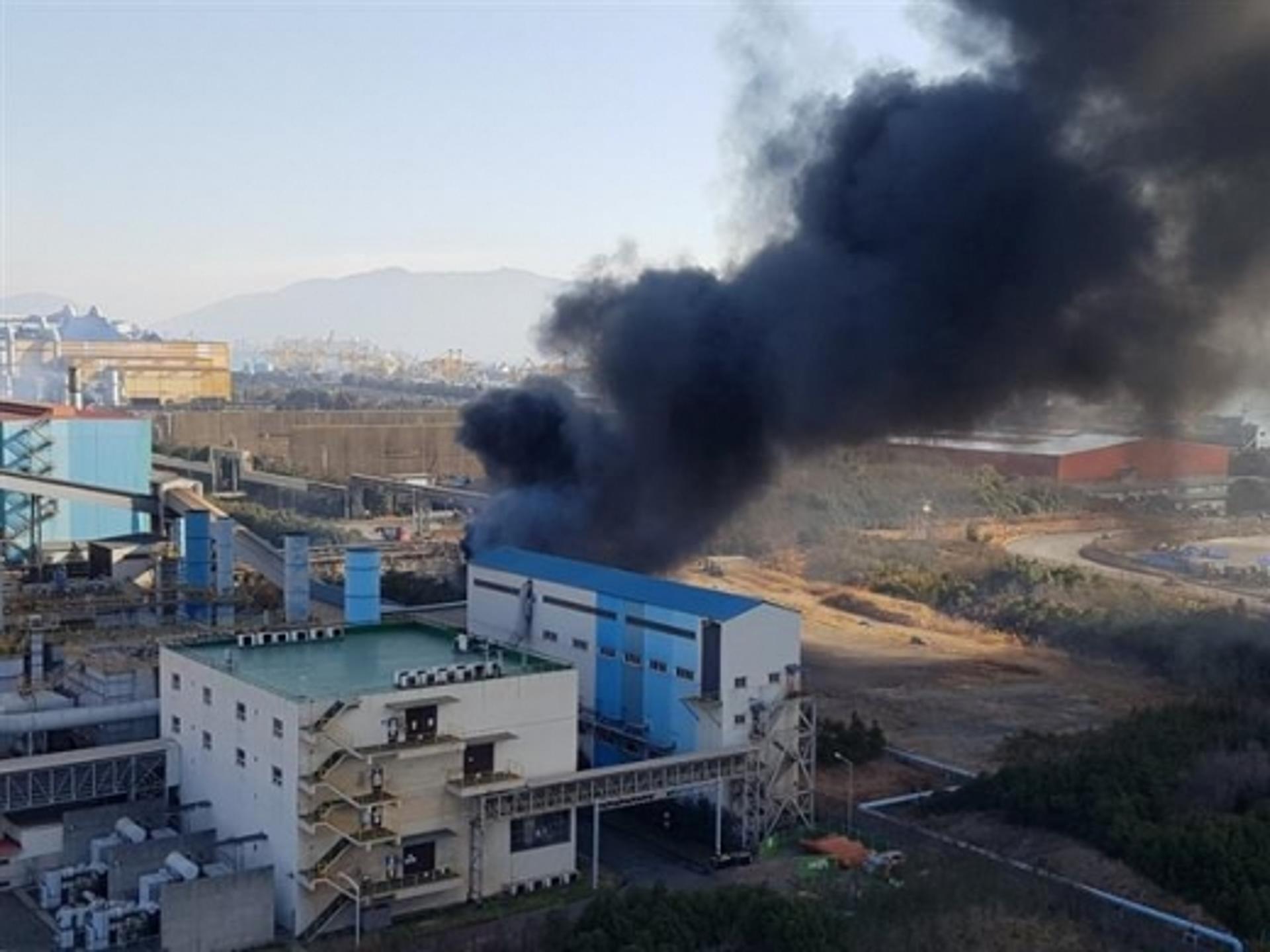 포스코 광양제철소 폭발사고… 5명 중경상, 도로에 파편 폭탄