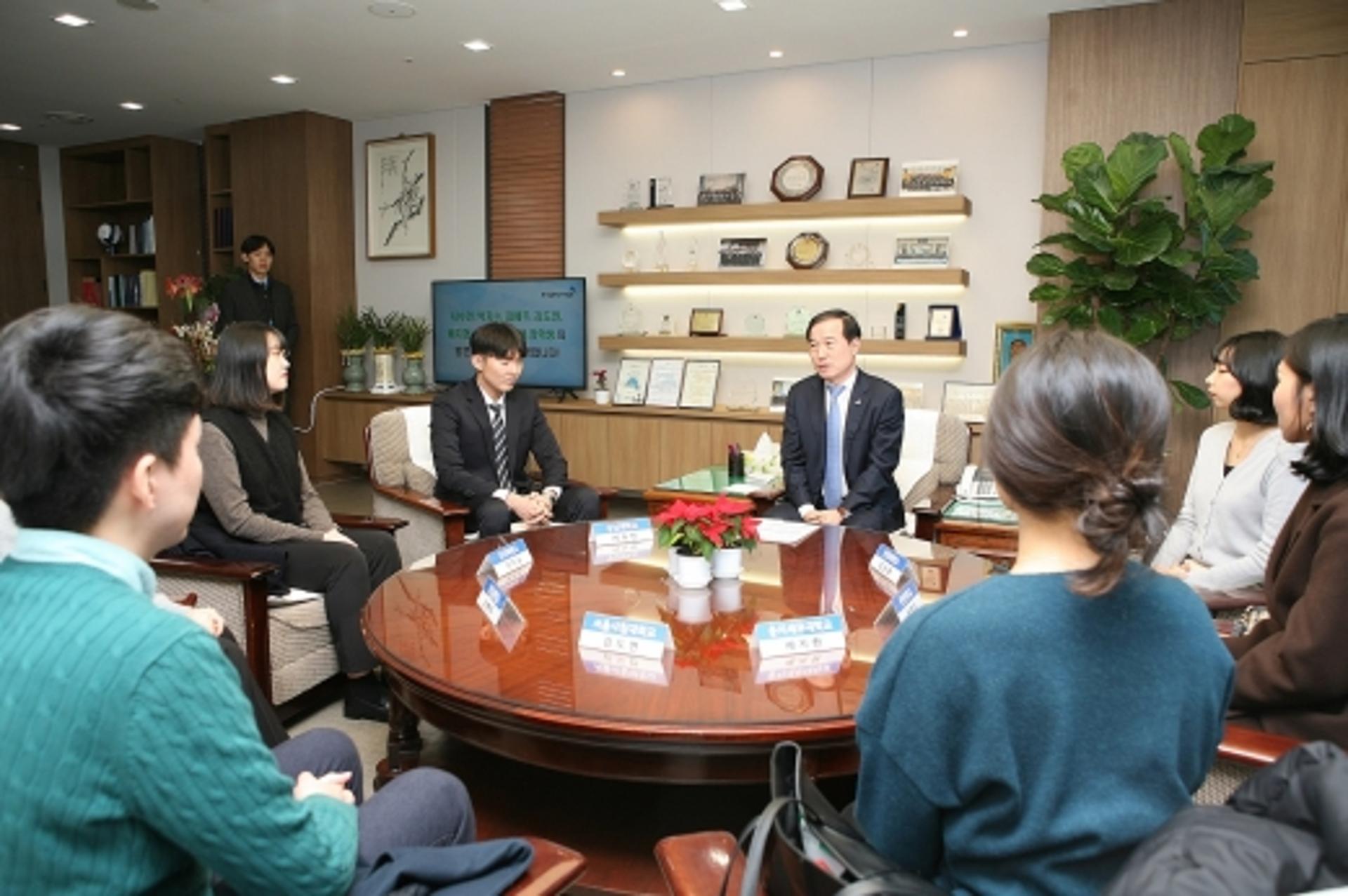 한국감정평가사협회, 대학생 7명에 장학금 700만원 수여