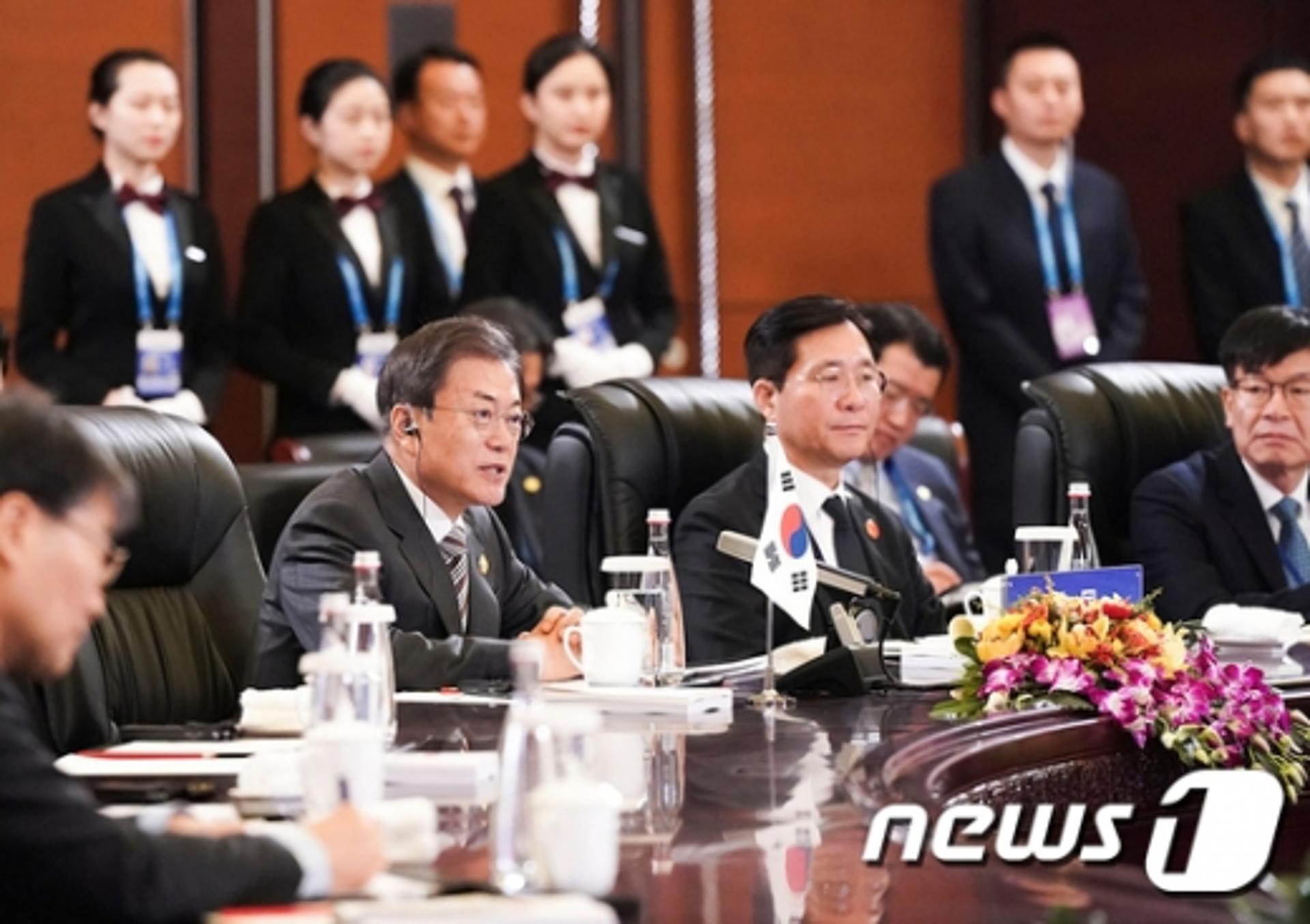 문 대통령 발언 끊은 日 '외교결례 논란'…외교부 "유감"