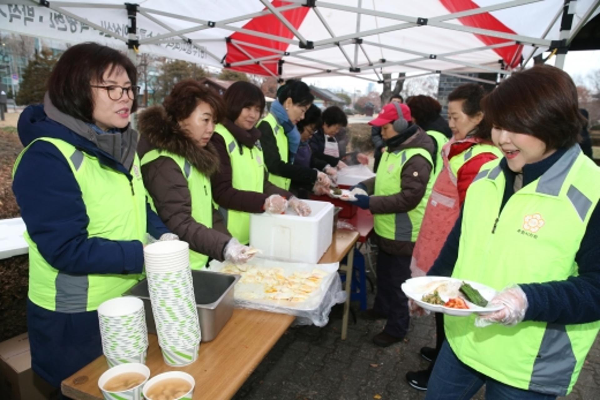 수원시의회 의원봉사단, 연말 맞아 무료급식 봉사활동 동참