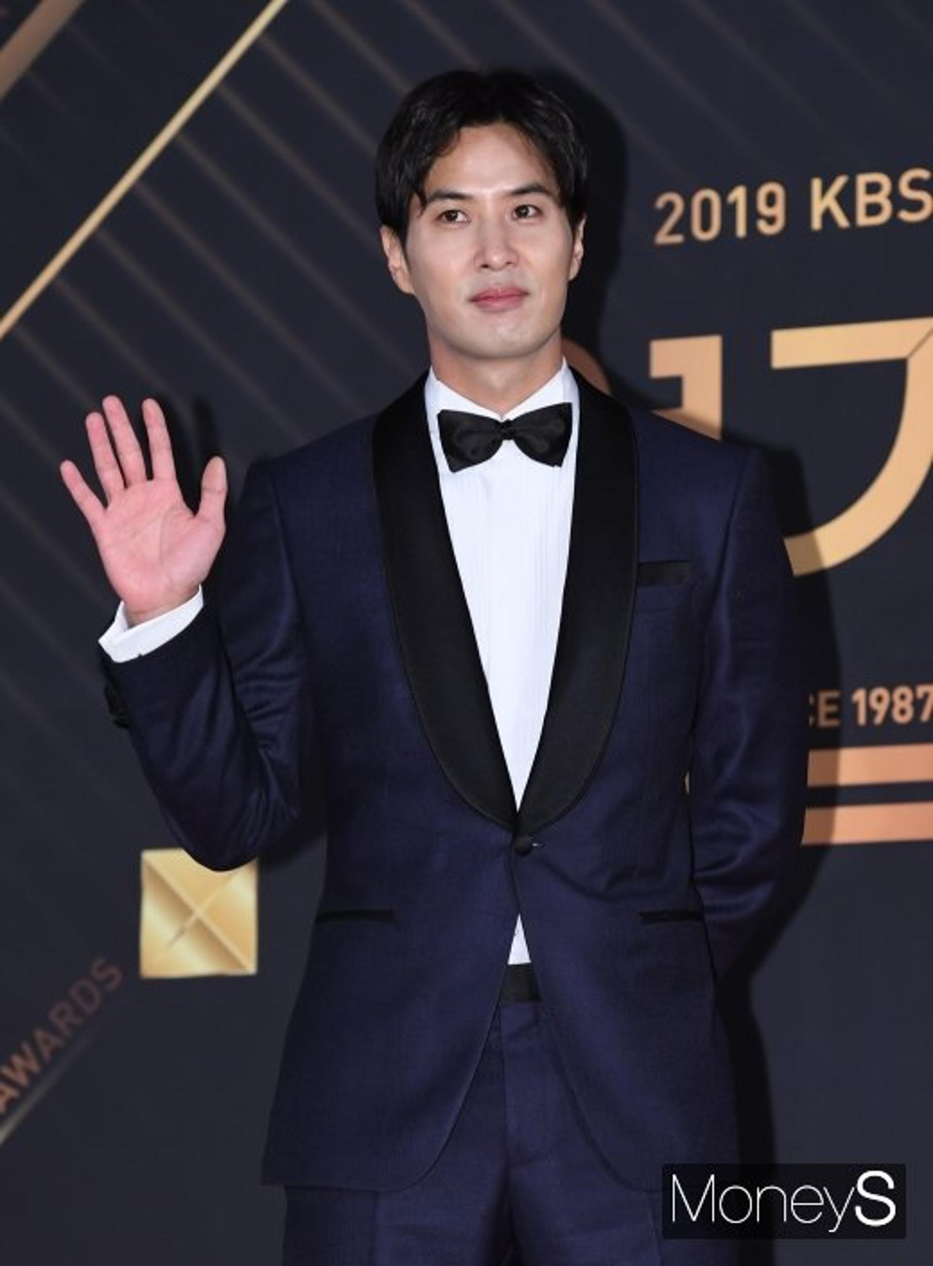 [KBS 연기대상] 김지석 우수상… "KBS 아들이냐고 했는데"
