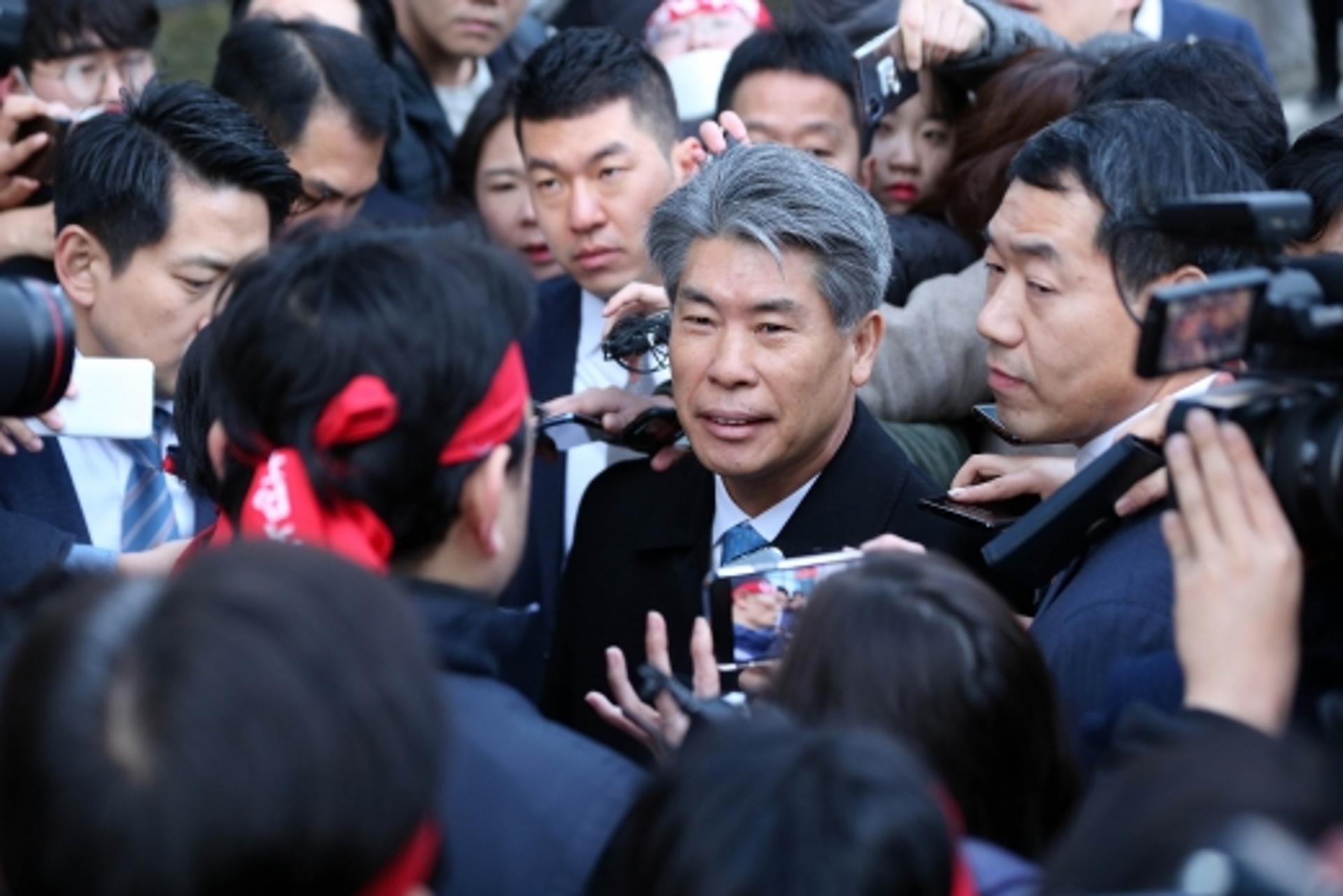 첫출근 무산된 기업은행장, 청와대 "윤종원, 국정 잘 알아"
