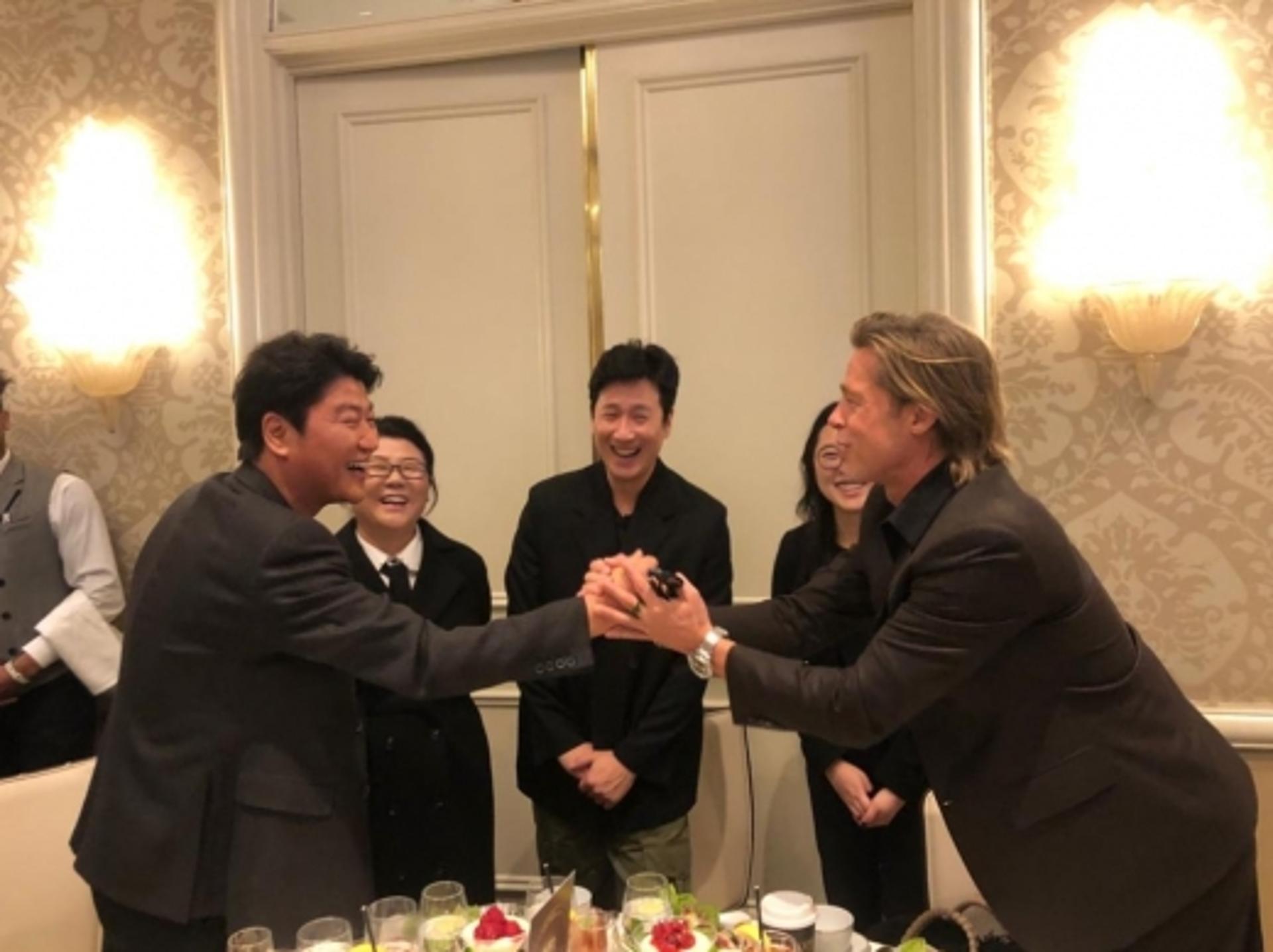 브래드피트가 송강호 손잡고 한 말은?… "제가 팬이에요!"