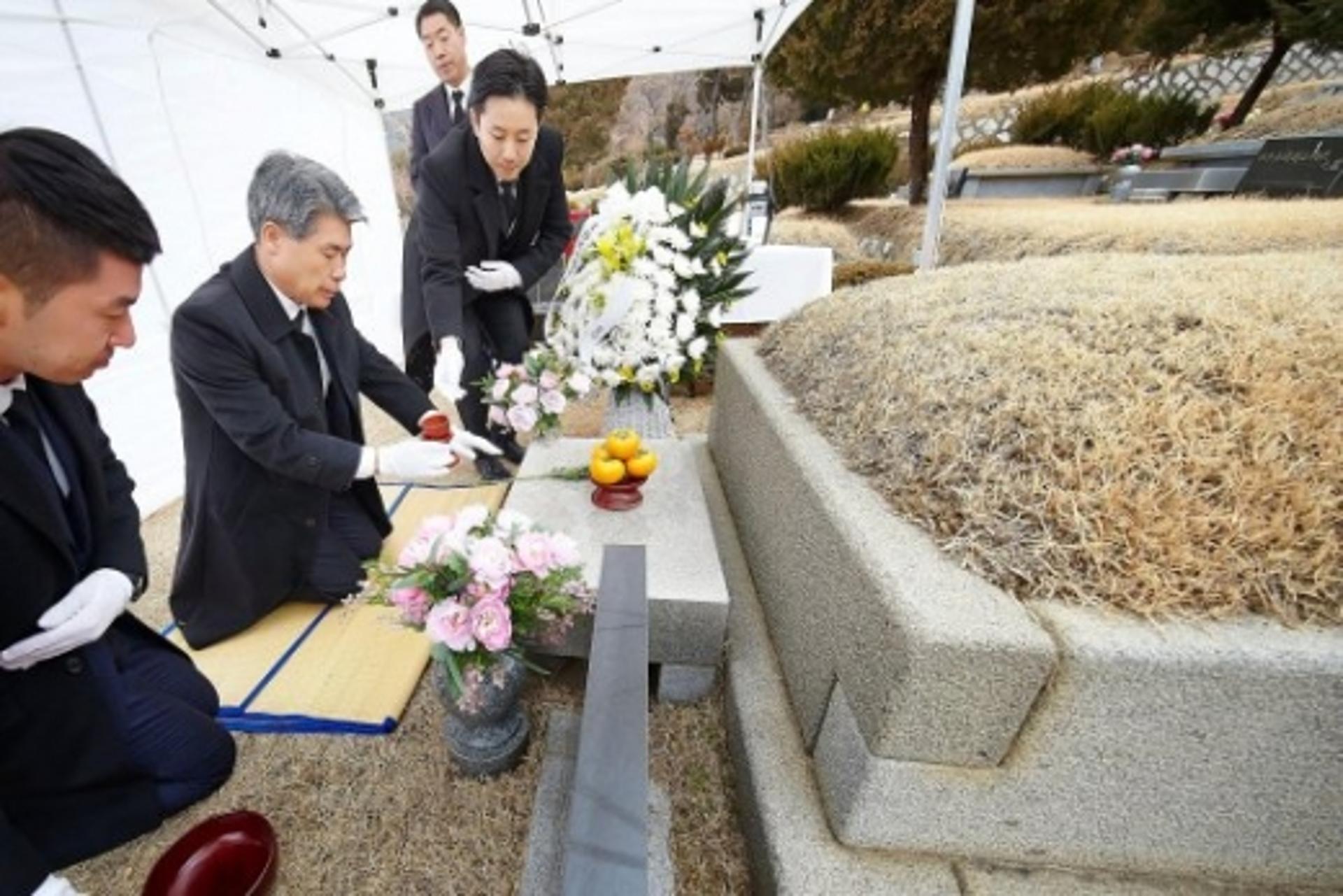 윤종원 기업은행장, 출근 대신 강권석 전 행장 참배