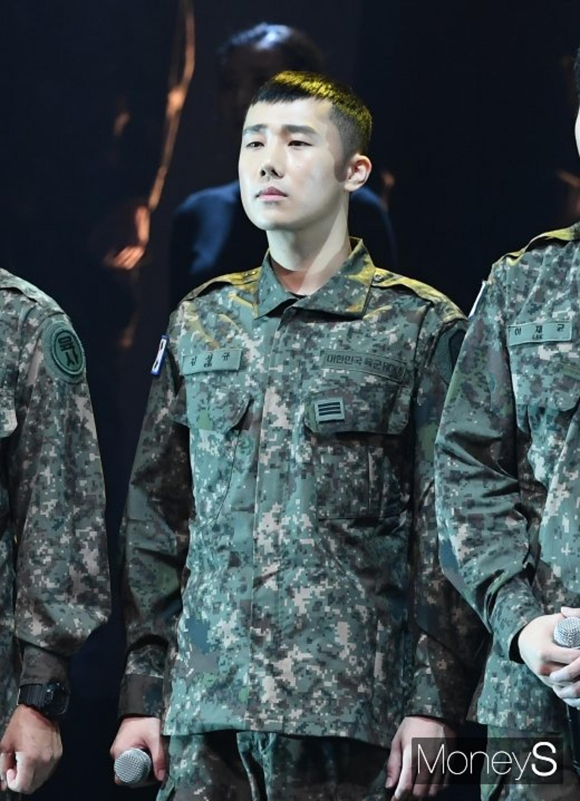 "오빠가 돌아왔다"… '인피니트' 김성규 전역, 팬들 곁으로