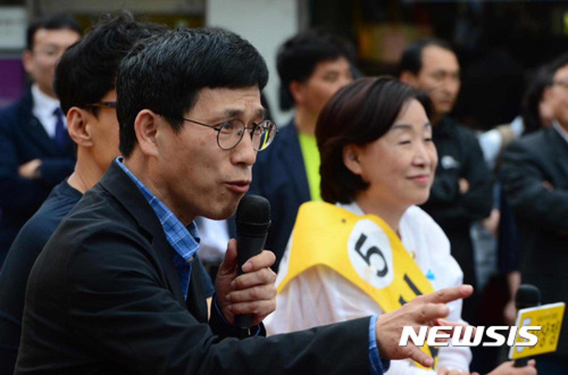 진중권, 정의당과 요란한 헤어짐… "감사패 쓰레기통에 버렸다"