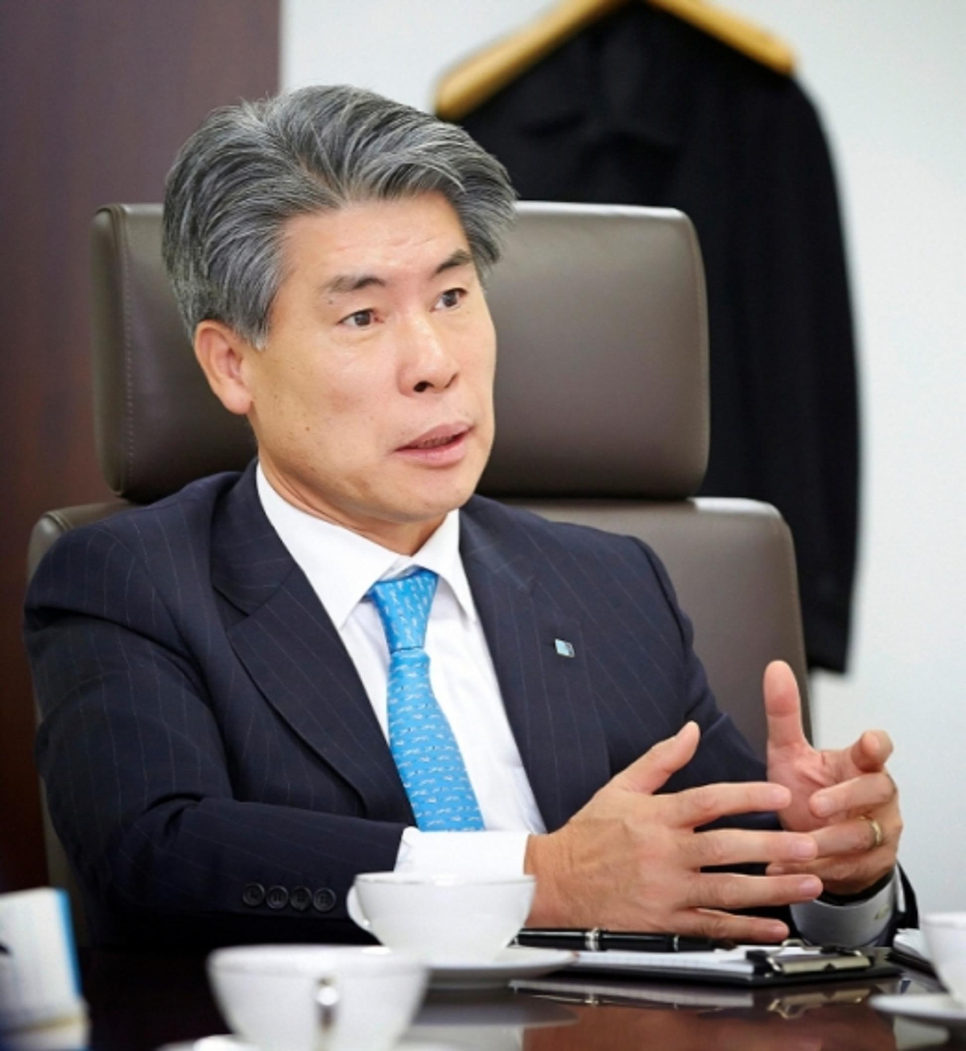 윤종원 기업은행장, '집무실 경영' 첫 공식회의… "혁신 TF 가동"