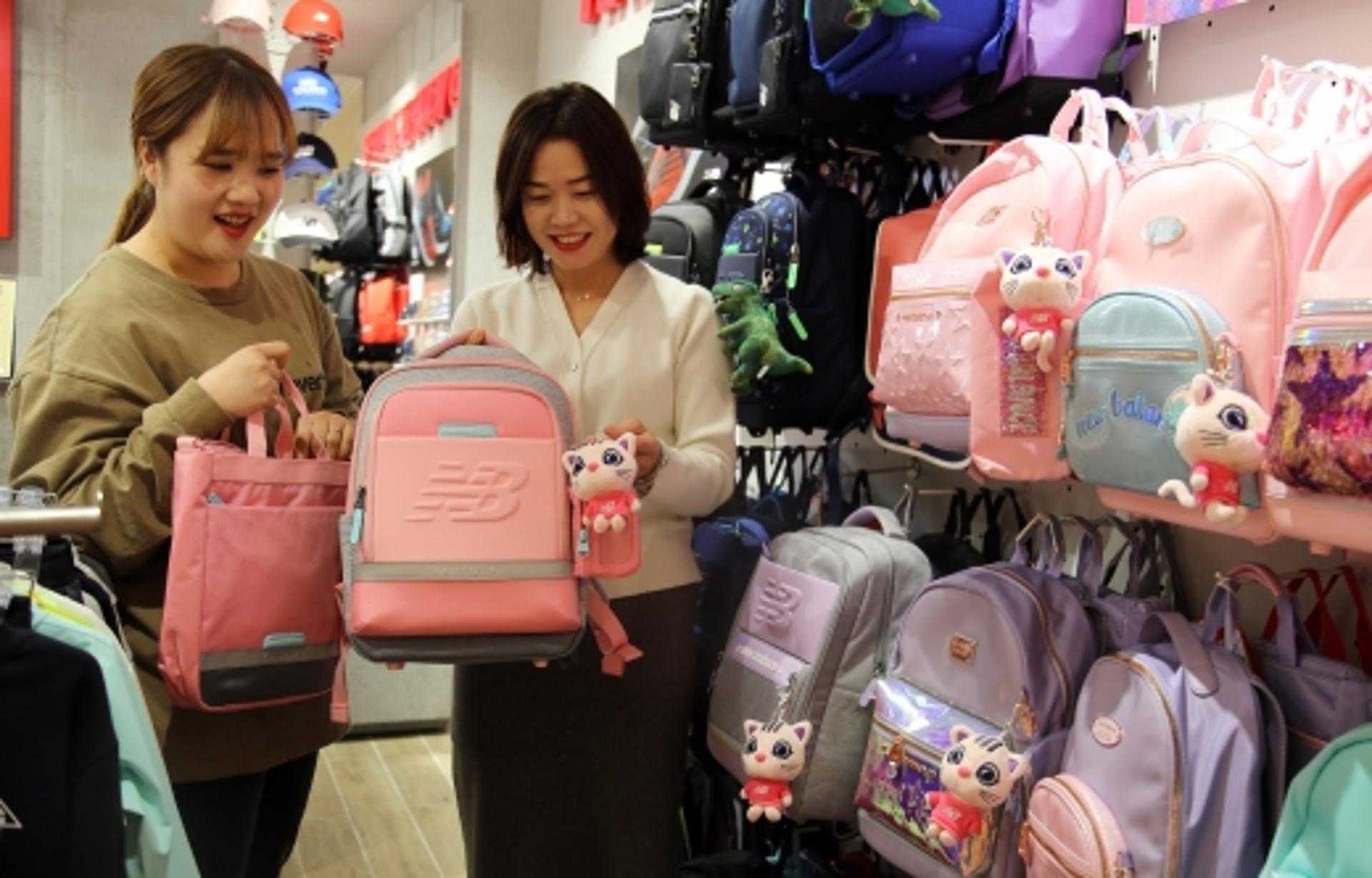광주지역 백화점,설 명절·신학기 겨냥 '가방 마케팅' 분주