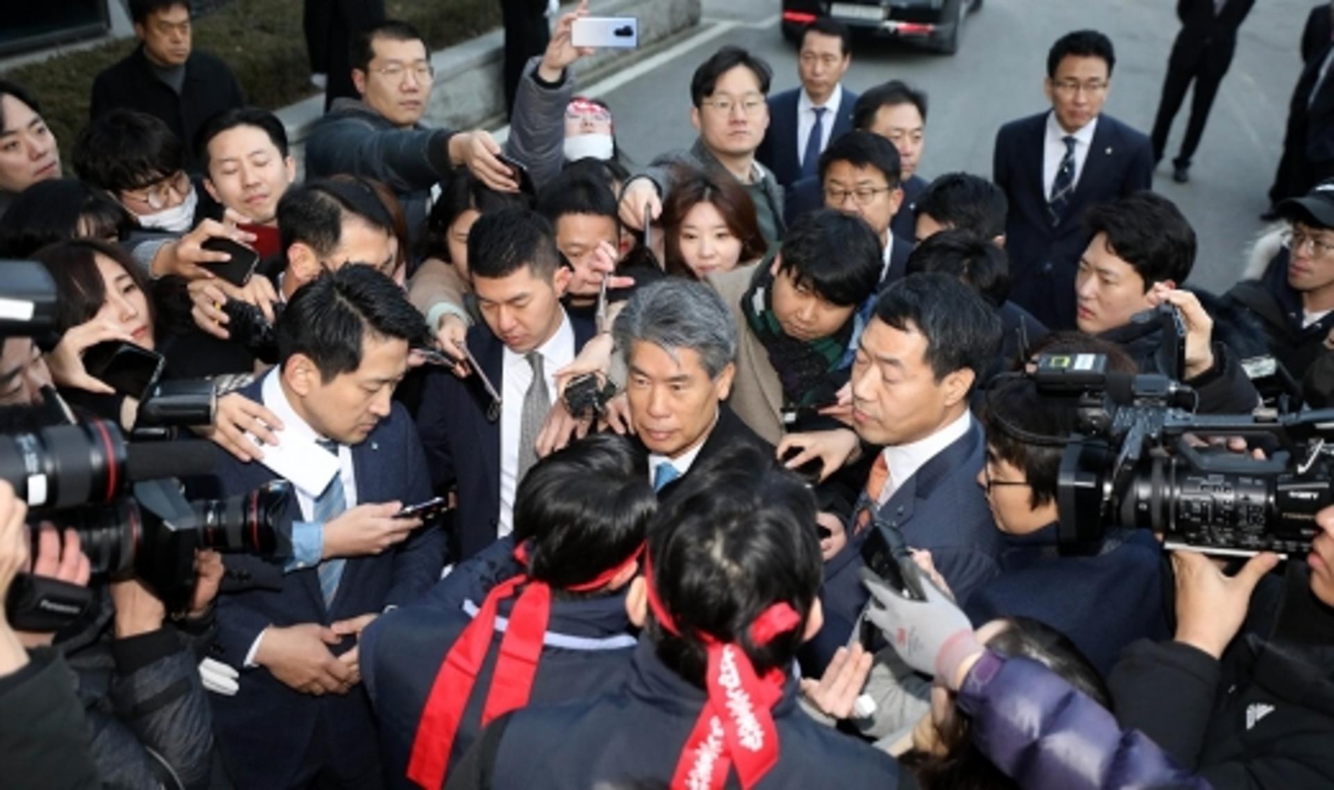 "대화 안해!"… 기업은행 노조, 14일째 윤종원 행장 출근 저지