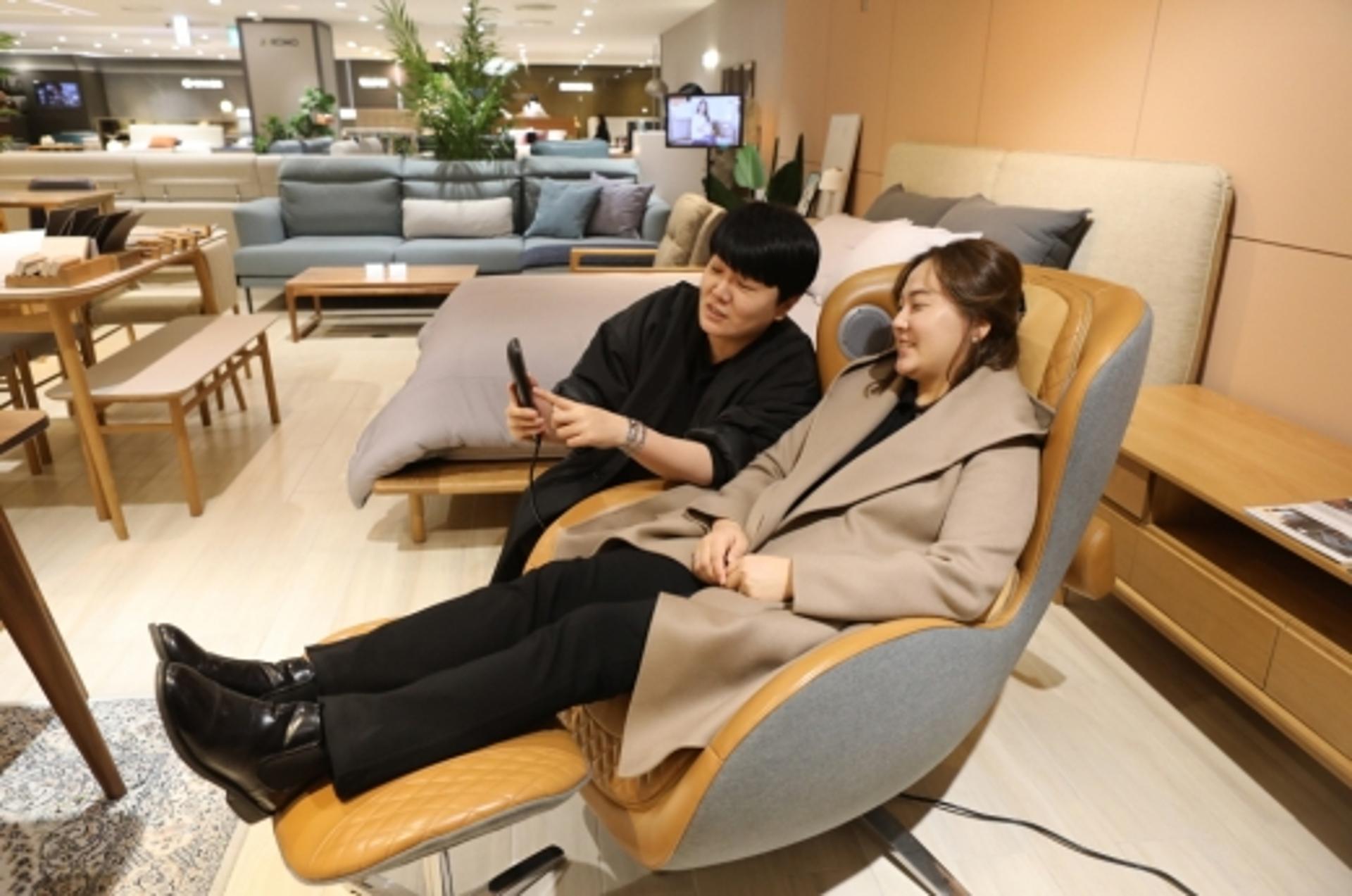 롯데백광주점" 설 명절 쌓인 피로 안마의자로 풀어보세요"