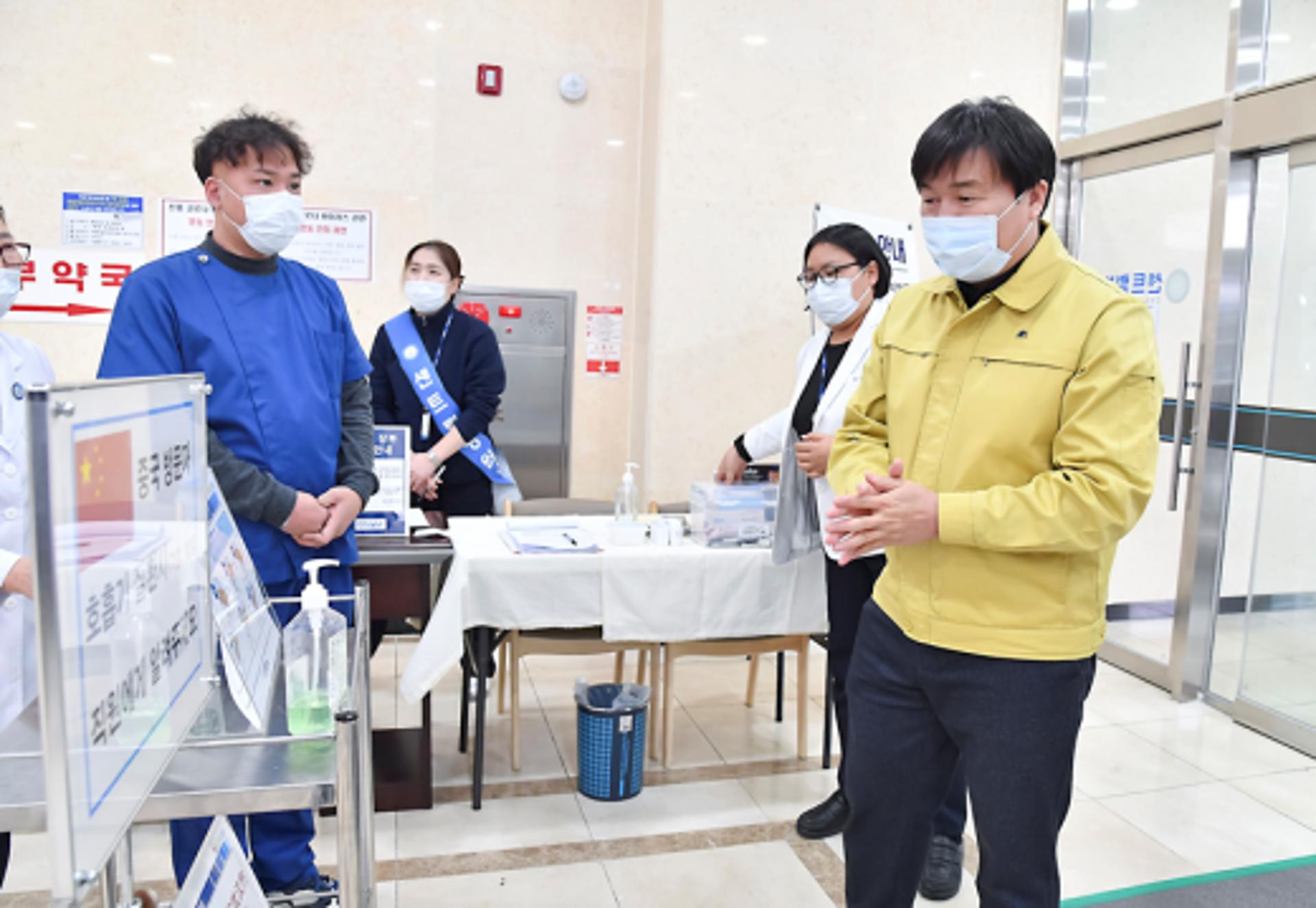 임병택 시흥시장, 선별진료소 방문… 물샐 틈 없는 방역 ‘강조’