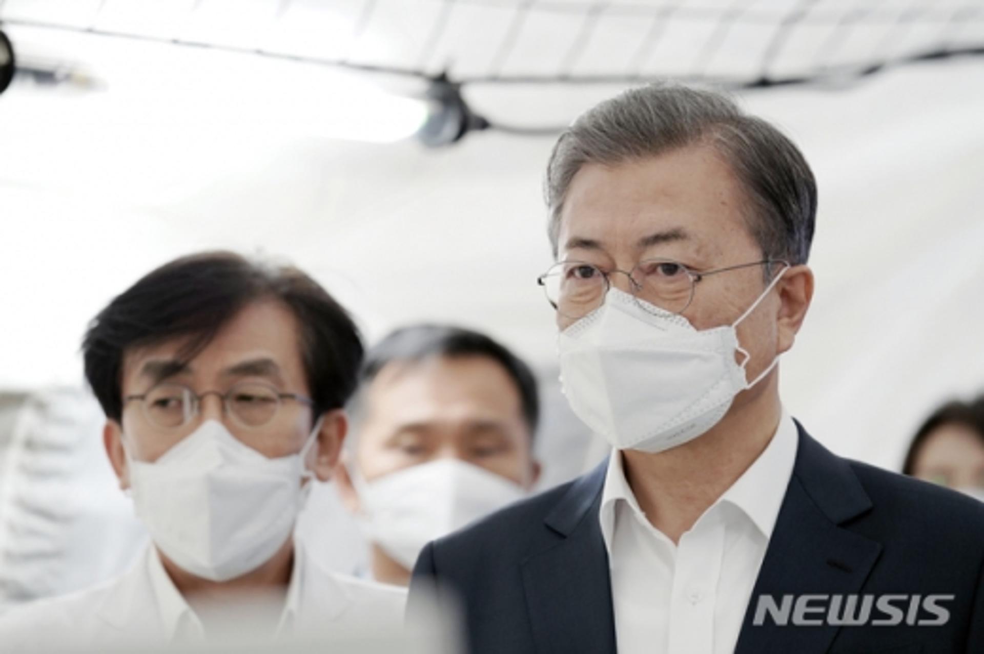 [신종코로나 점검회의] 문 대통령 “과도한 불안감, 공포와도 맞서야”(속보)