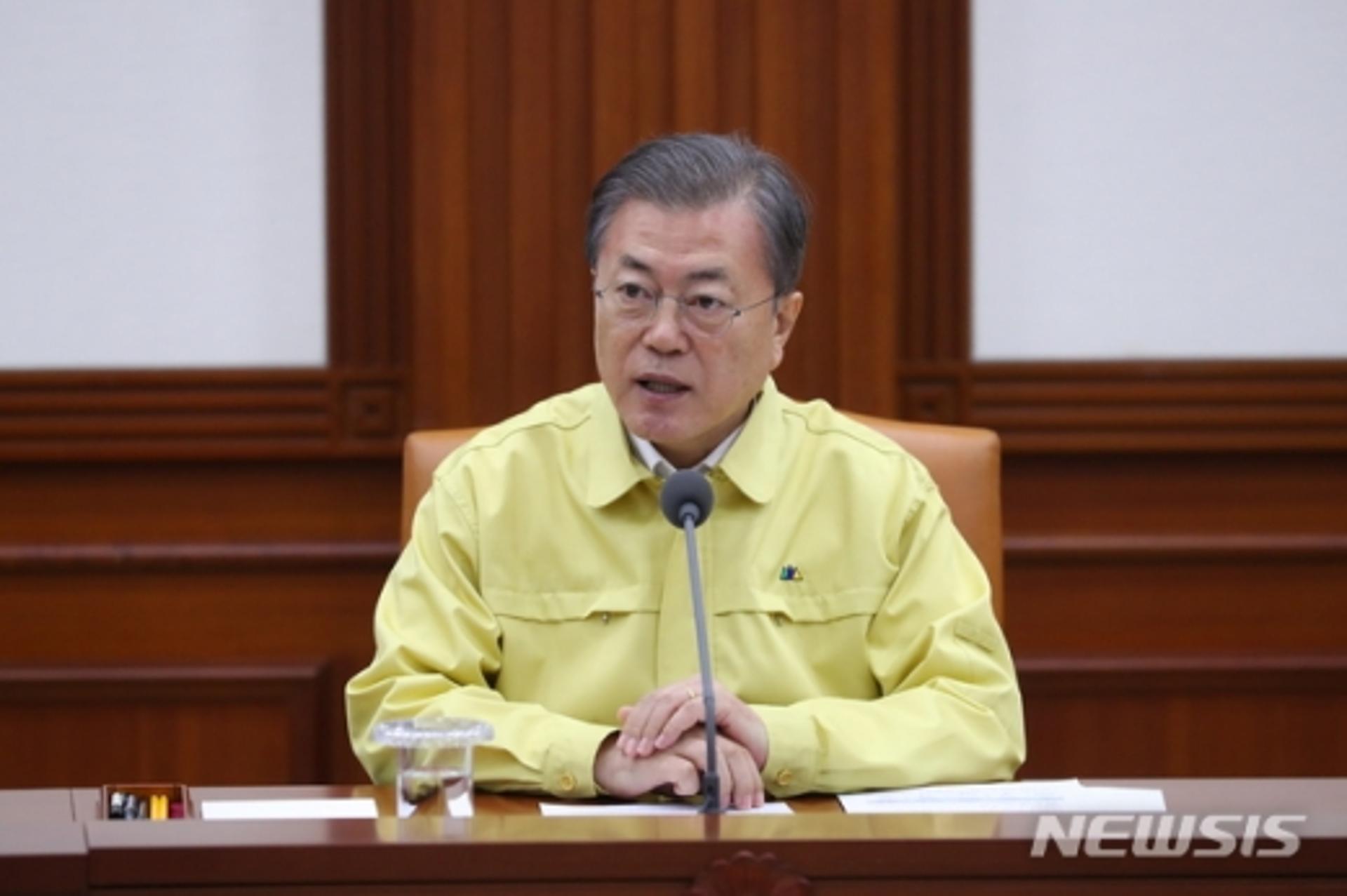 문 대통령, 신종코로나 점검회의 "가짜뉴스 엄정대응"(전문)