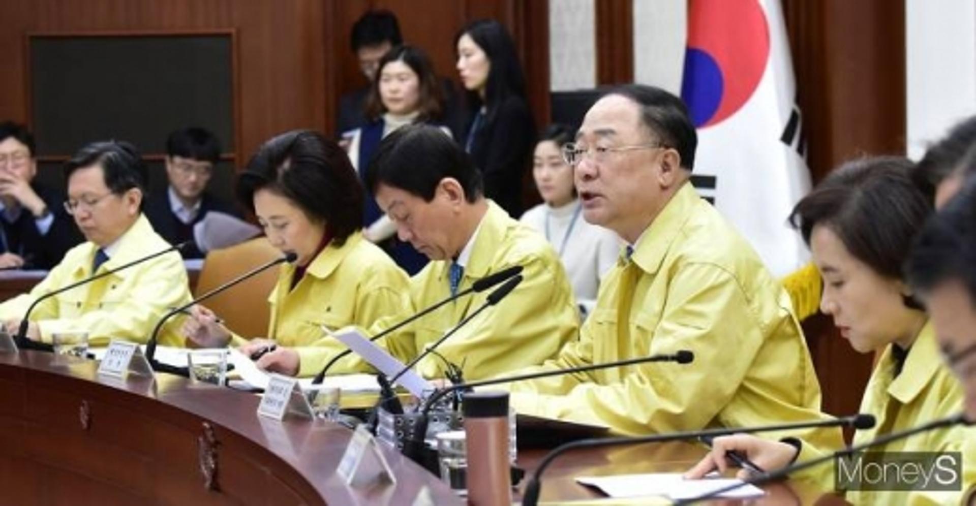 홍남기 “車부품 수급안정 총력… 中과 공장가동 협의”