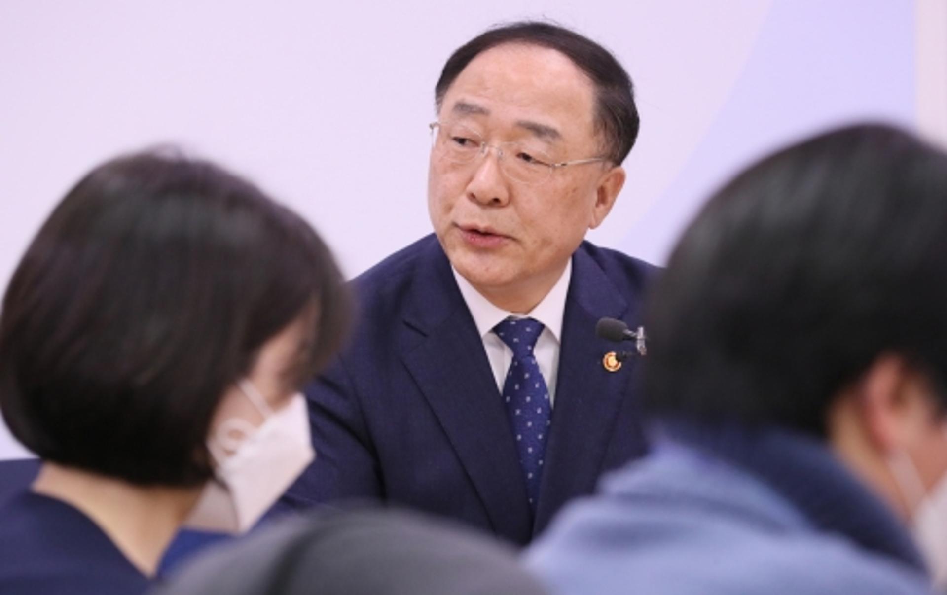 홍남기 “부동산시장 안정화 자신감”… 동향점검 강화