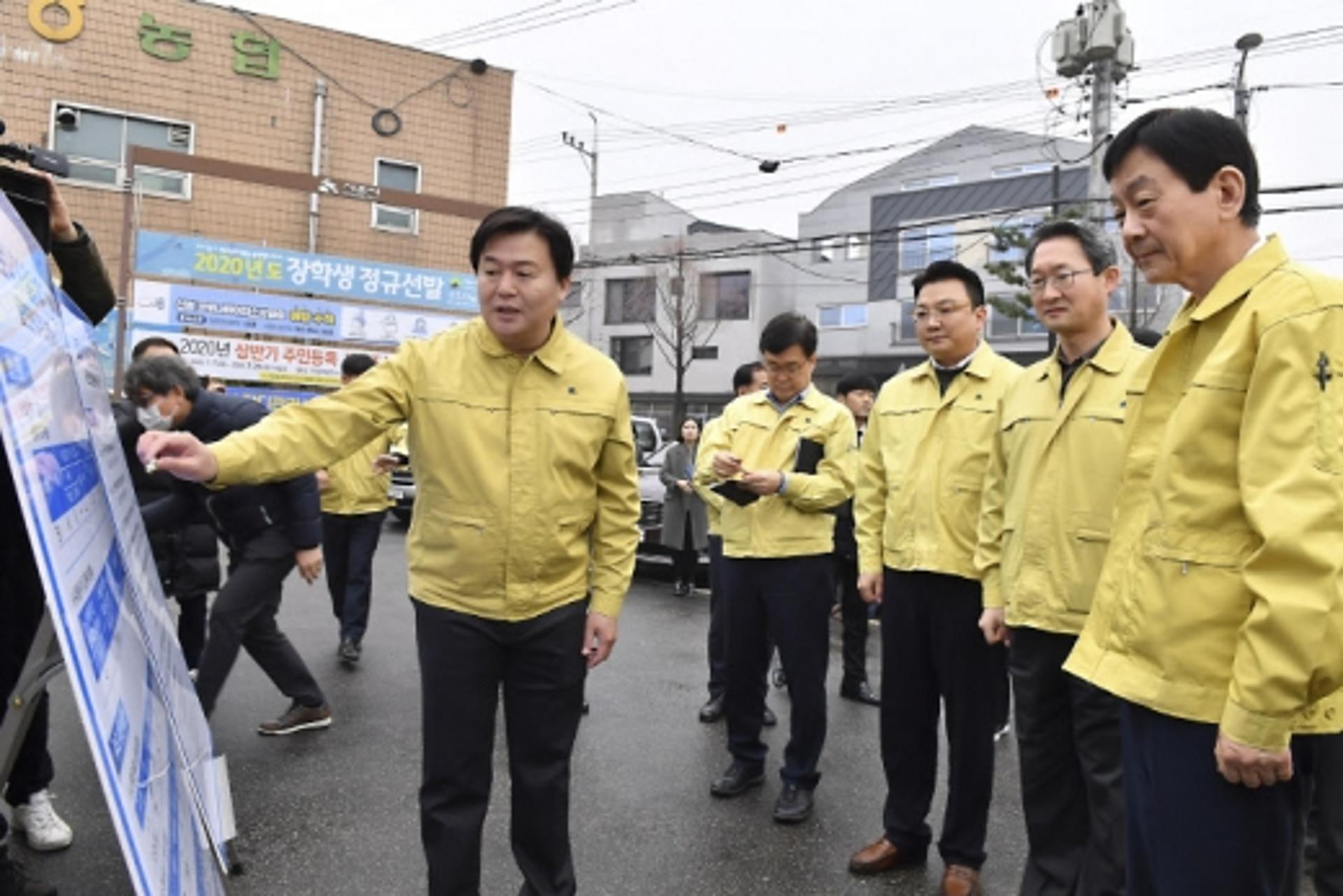 진영 행안부 장관, 코로나19 대응 시흥시 천막시장실 방문