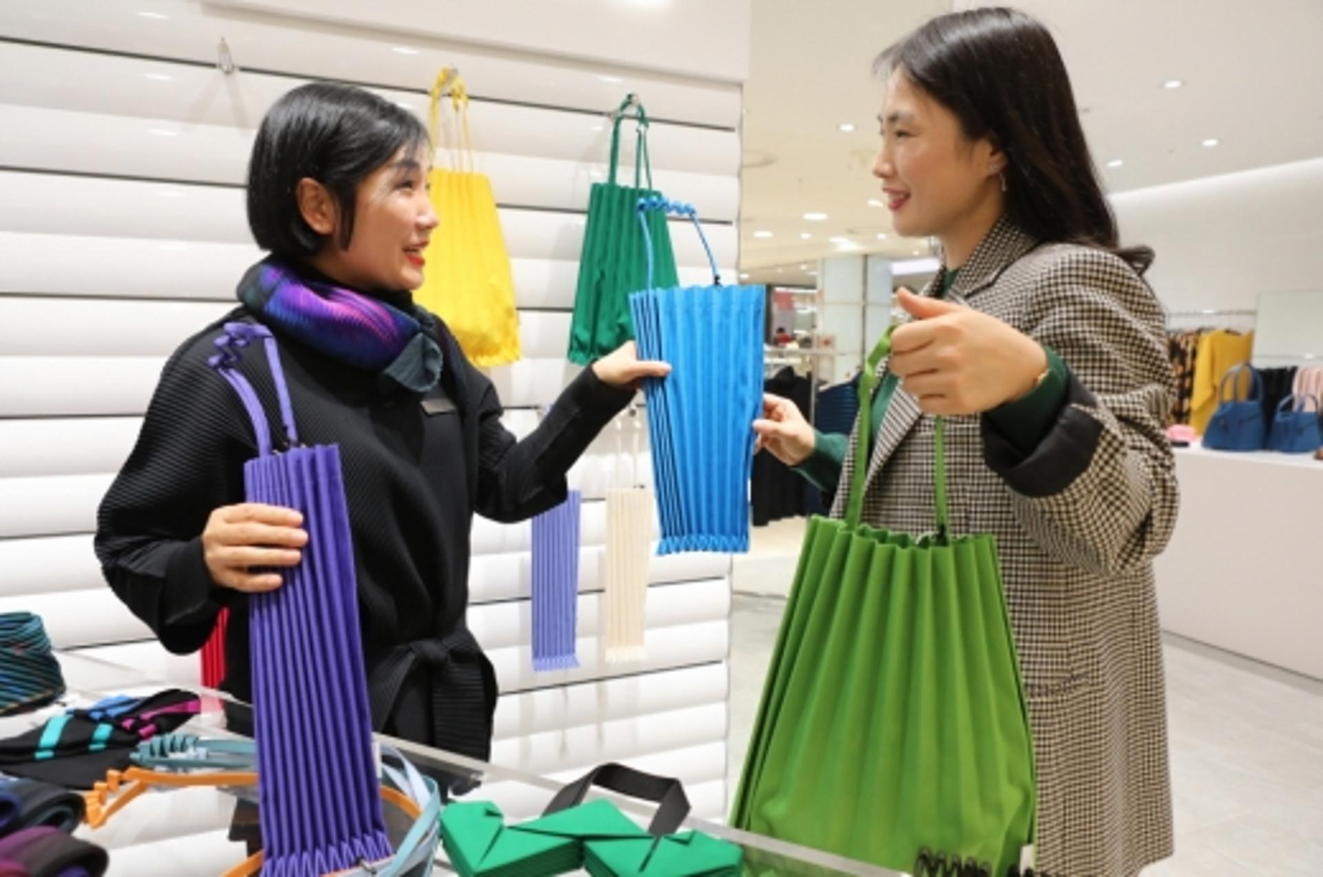 롯데백화점 광주점, '늘렸다·줄였다'주름 가방 인기