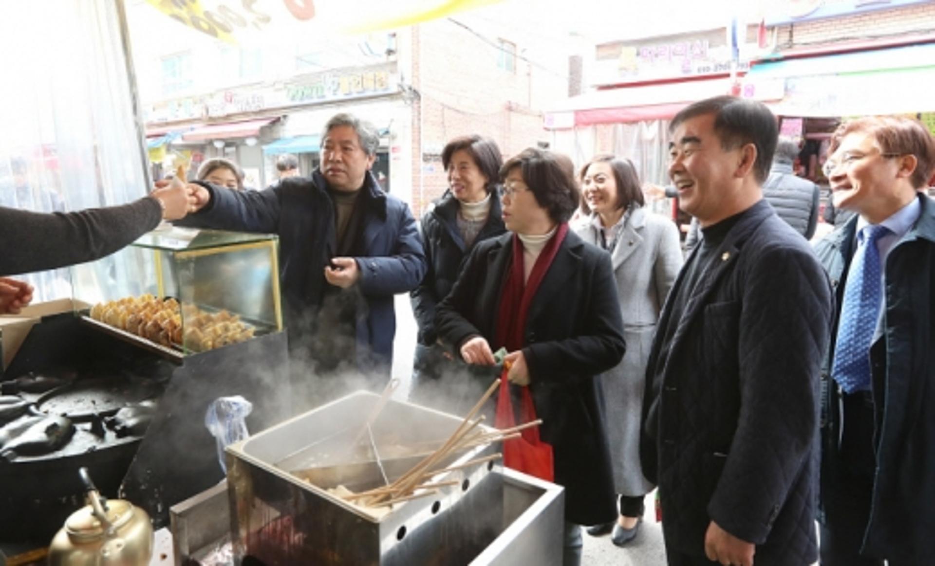 경기도의회, 전통시장 찾아 지역경제살리기 호소