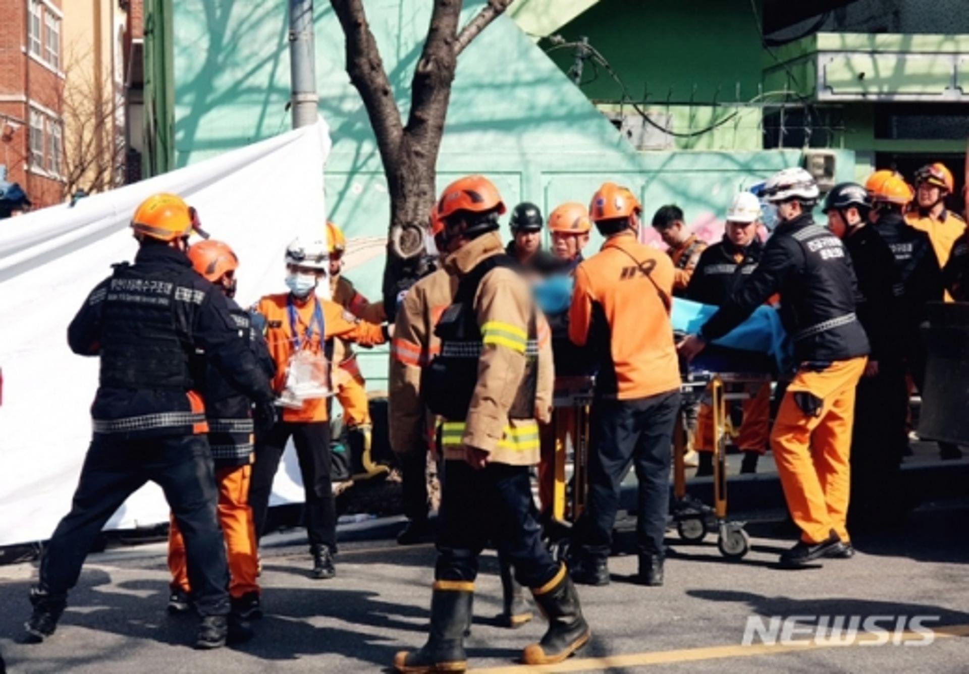 부산 단독주택 철거 중 붕괴… 3명 구조·2명 사망(종합)
